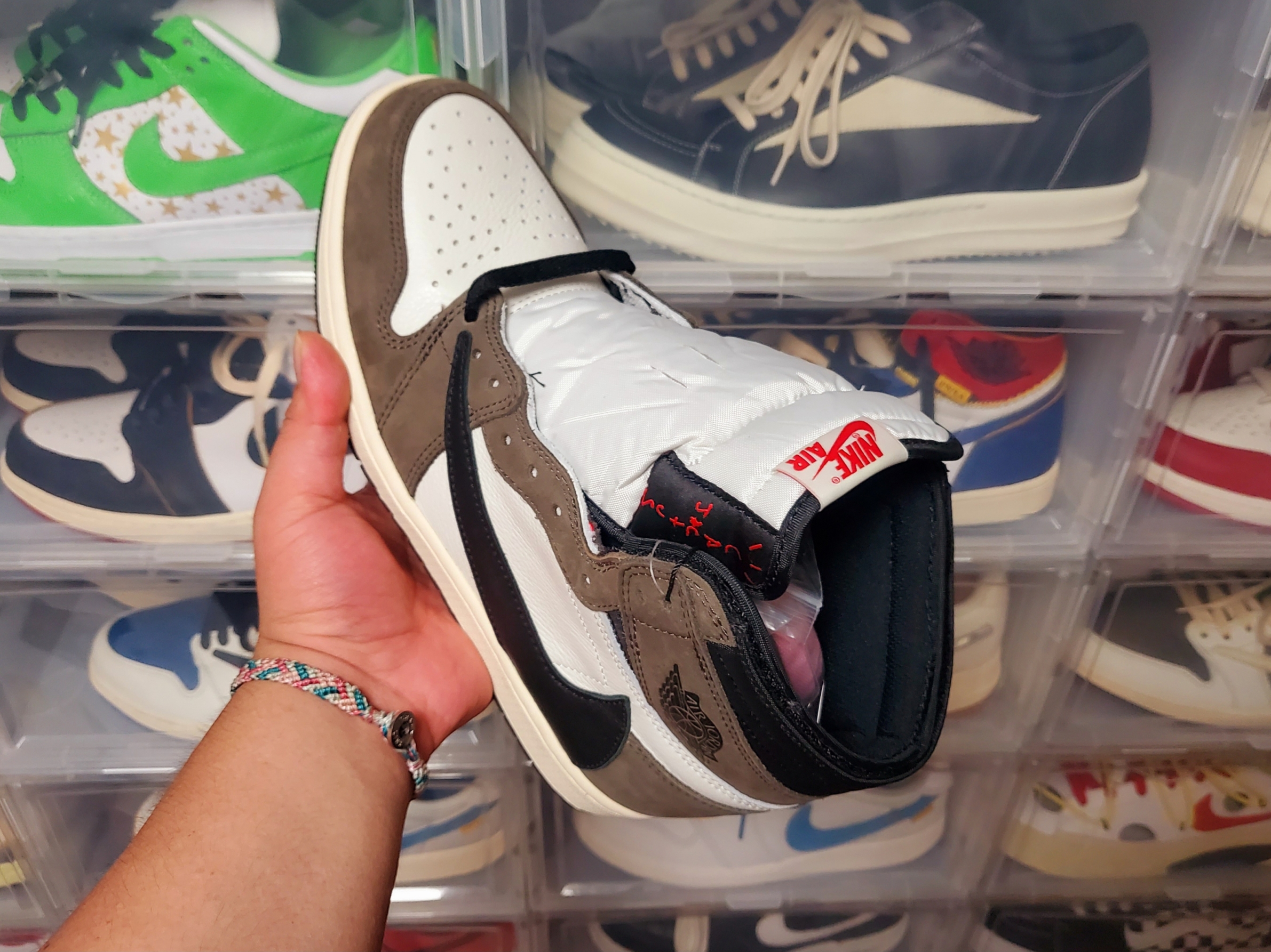 Jordan 1 x Travis Scott Retro High OG SP Mocha 착용 스타일 - 3