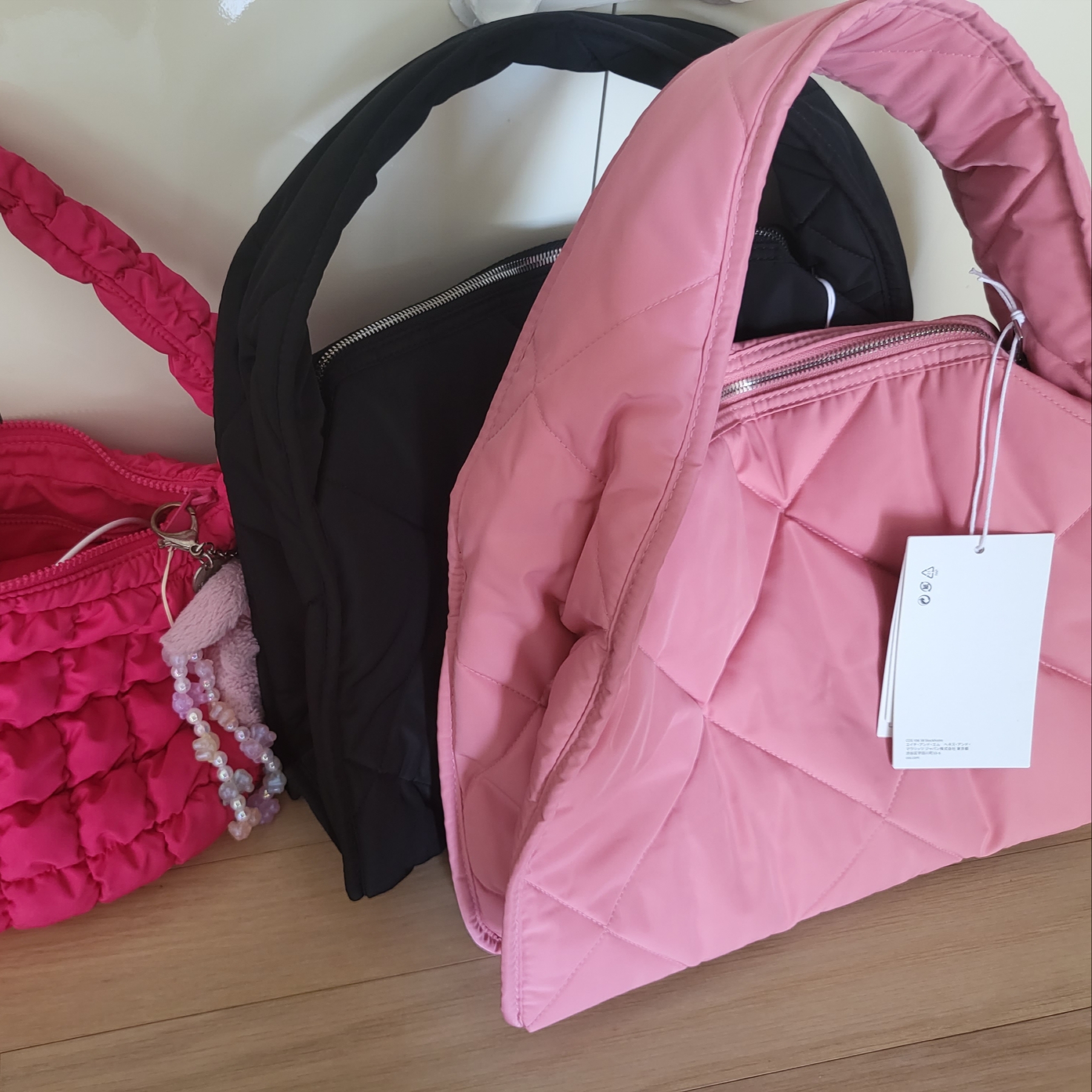 COS Diamond Quilted Shoulder Bag Mist Powder 착용 스타일