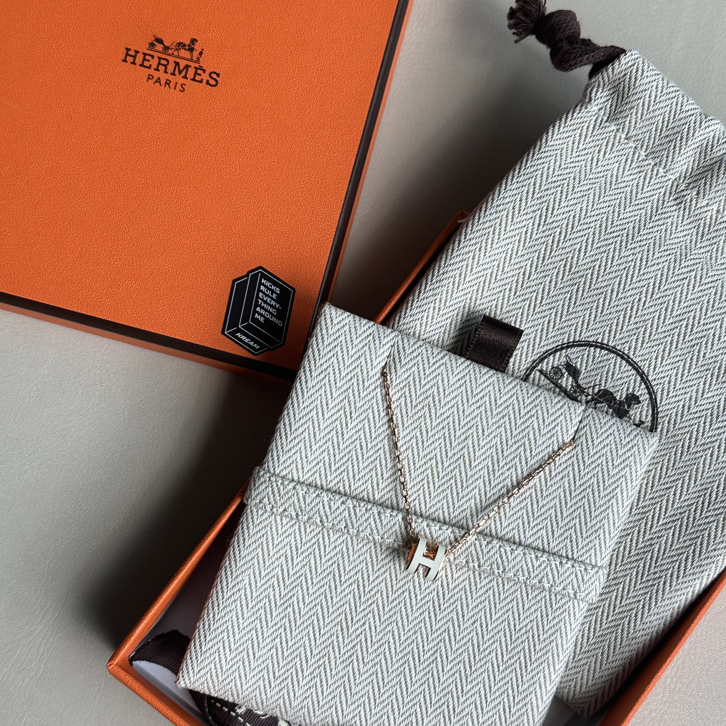 (W) Hermes Mini Pop H Pendant Rose Gold & Blanc 착용 스타일 - 2