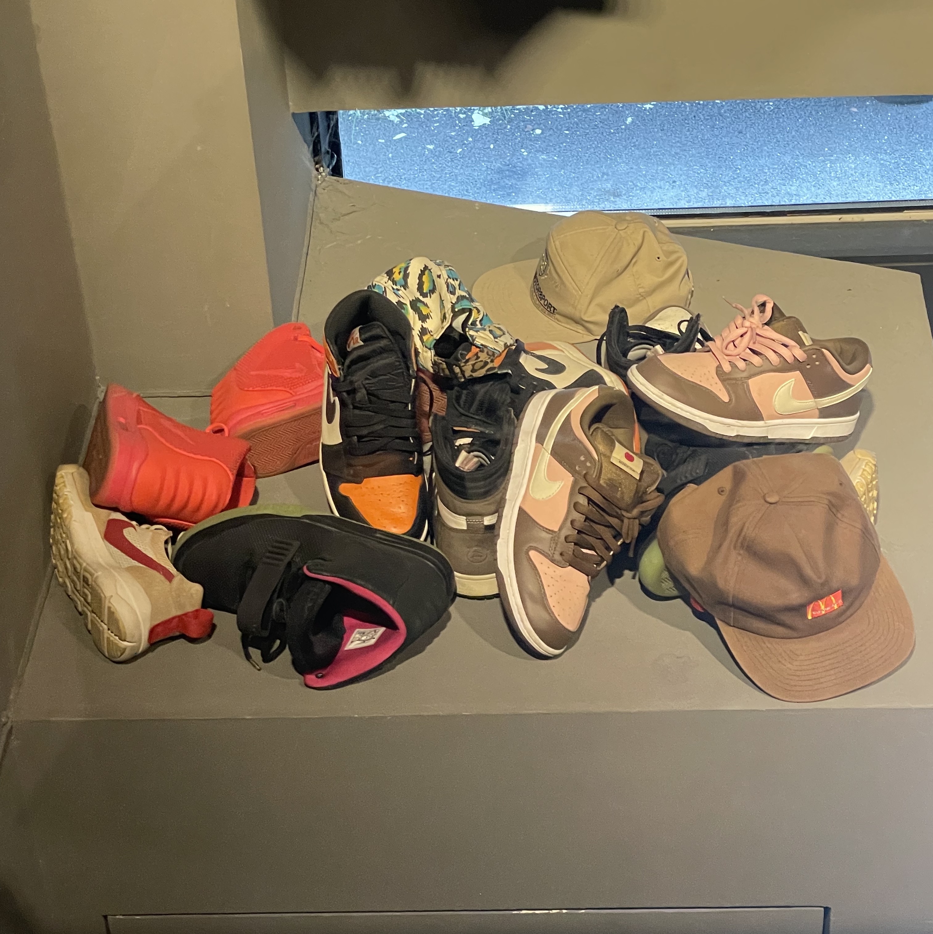 Jordan 1 x Travis Scott Retro High OG SP Mocha, Nike x Stussy Dunk SB Low Cherry 착용 스타일