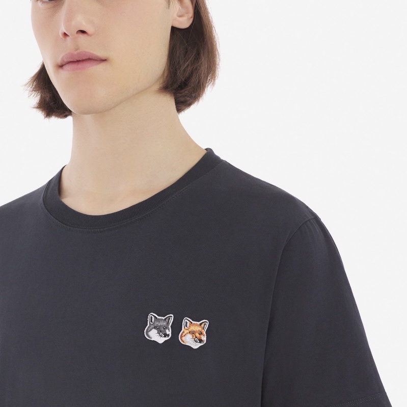 Maison Kitsune Double Fox Head Patch Classic Sweatshirt Anthracite, Maison Kitsune Double Fox Head Patch Classic T-Shirt Anthracite 착용 스타일 - 4