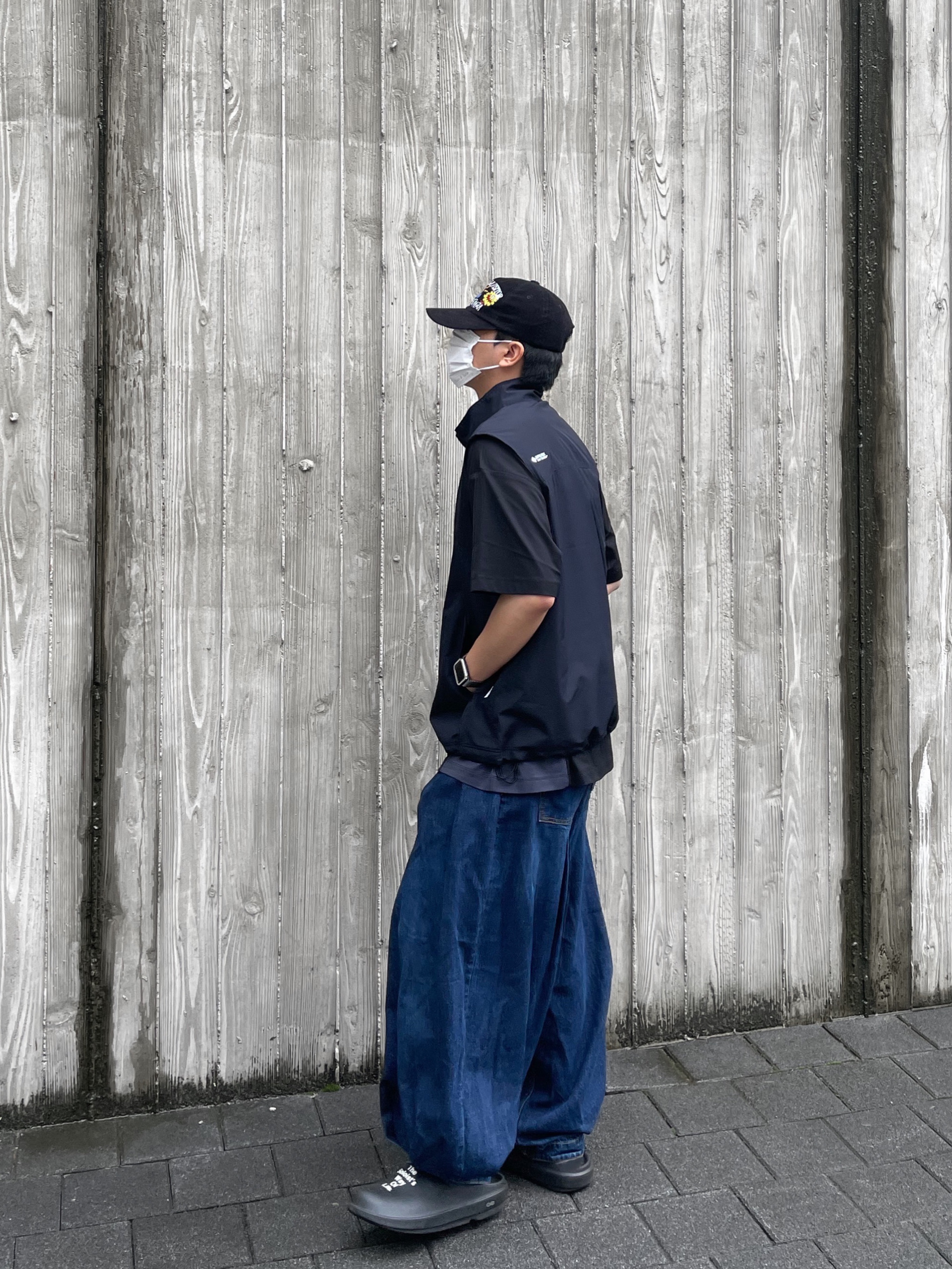 Zara x Ader Error Wide Leg Jeans Blue, Oofos x Takahiromiyashita The Soloist The Soloist's Way Of Life Clog Black White 착용 스타일 - 1