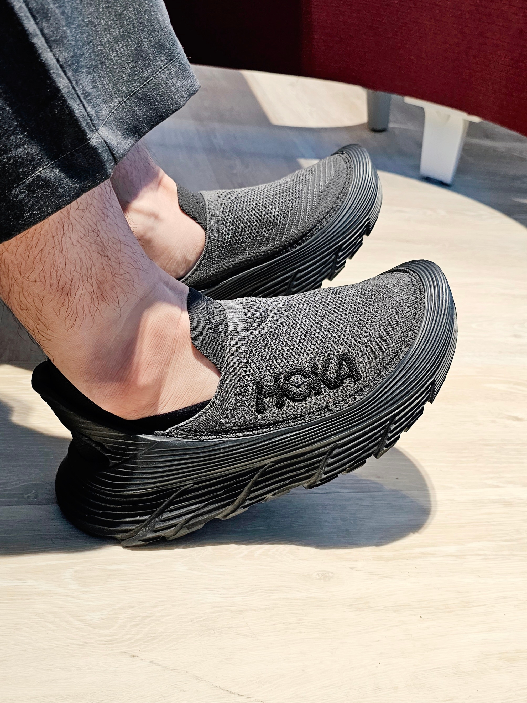 Hoka Restore TC Black 착용 스타일