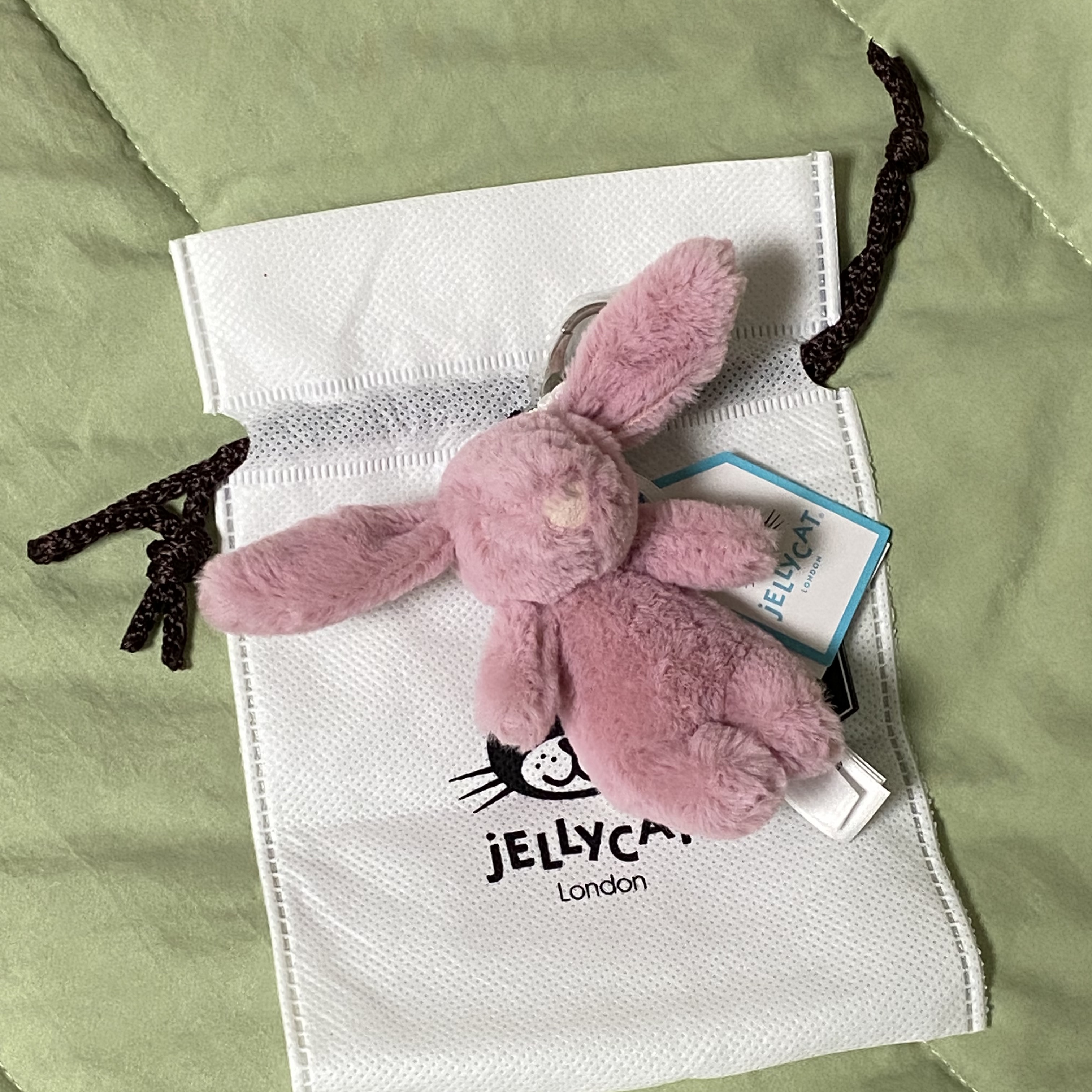 Jellycat Bashful Bunny Bag Charm Tulip 착용 스타일 - 2