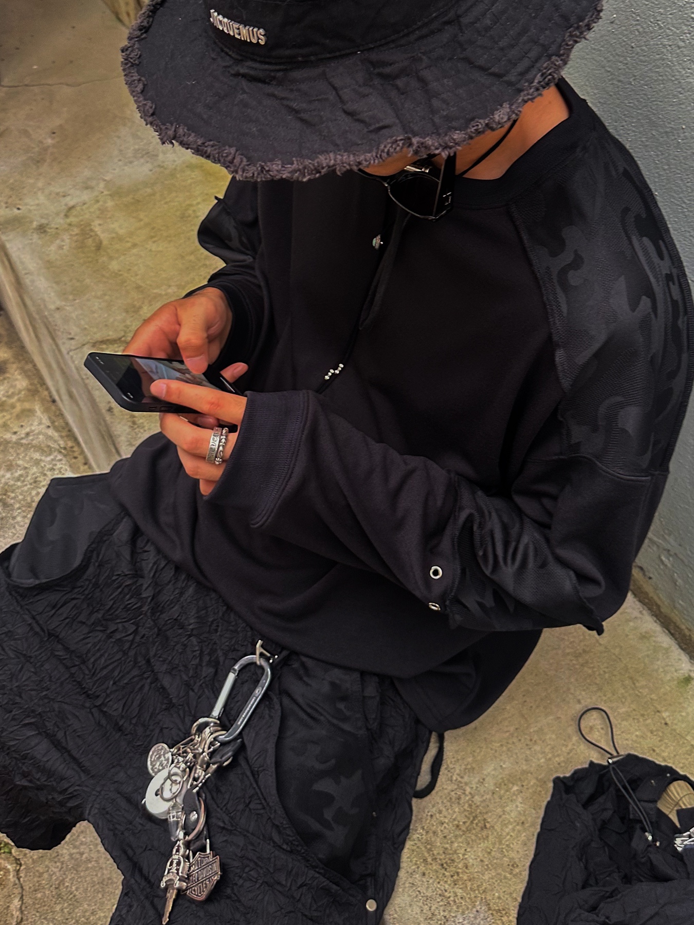 Rick Owens Drkshdw Luxor Overdyed Denim Vintage Sneakers Black Milk, Jacquemus Le Bob Artichaut Bucket Hat Black 착용 스타일 - 2