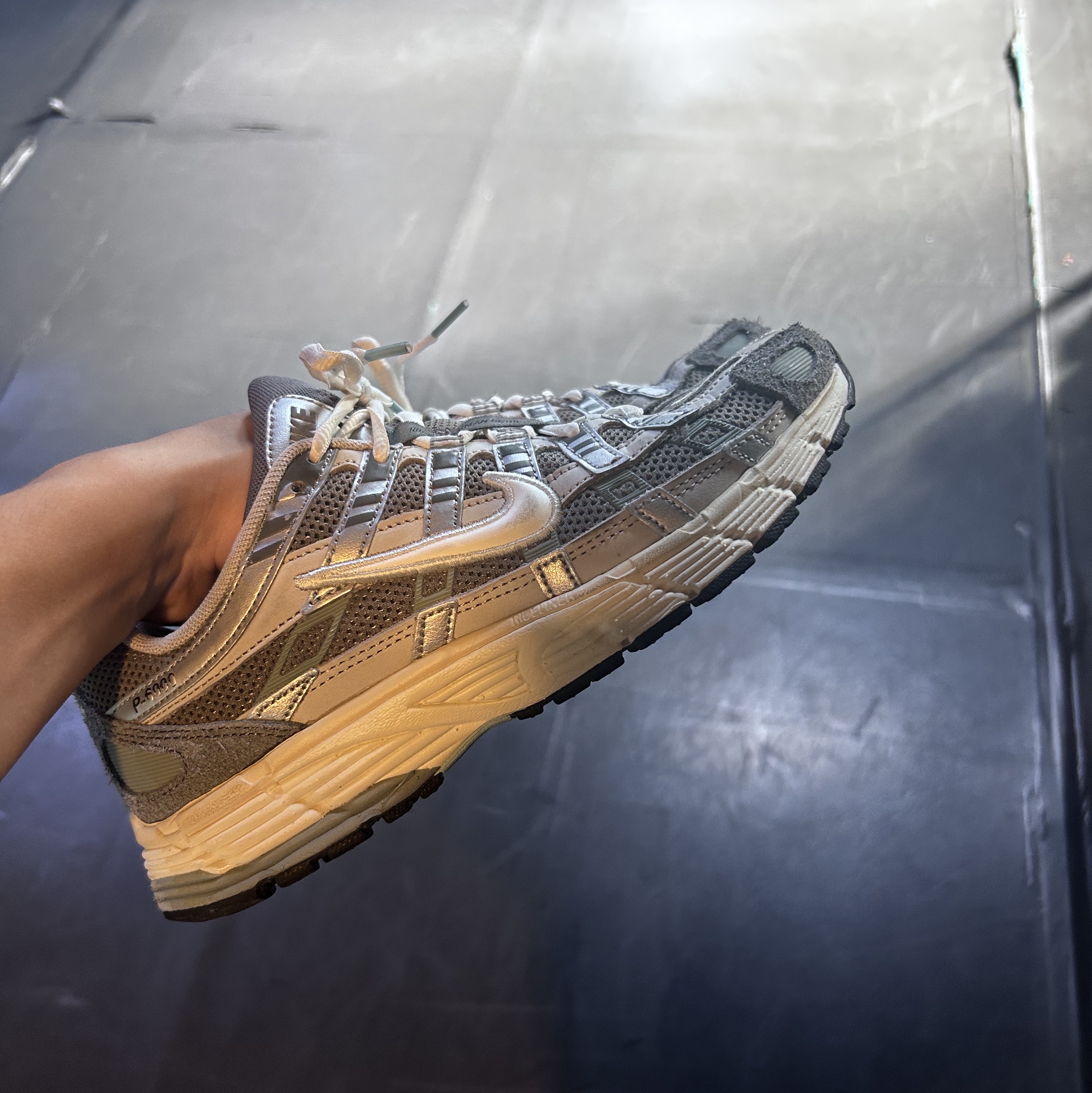 Nike P-6000 Flat Pewter Light Iron Ore 착용 스타일