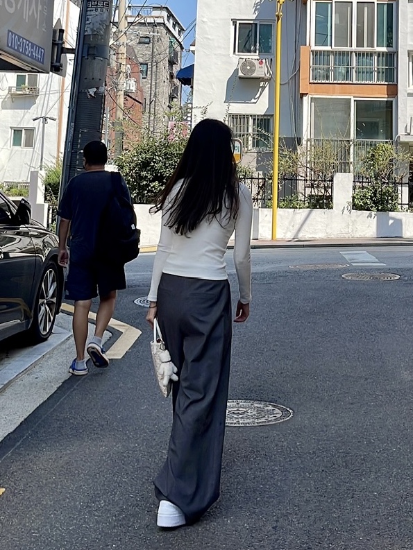 (W) Adidas Forum Bold Cloud White, Goyard Poitiers Claire-Voie Bag Powder Pink 착용 스타일 - 4