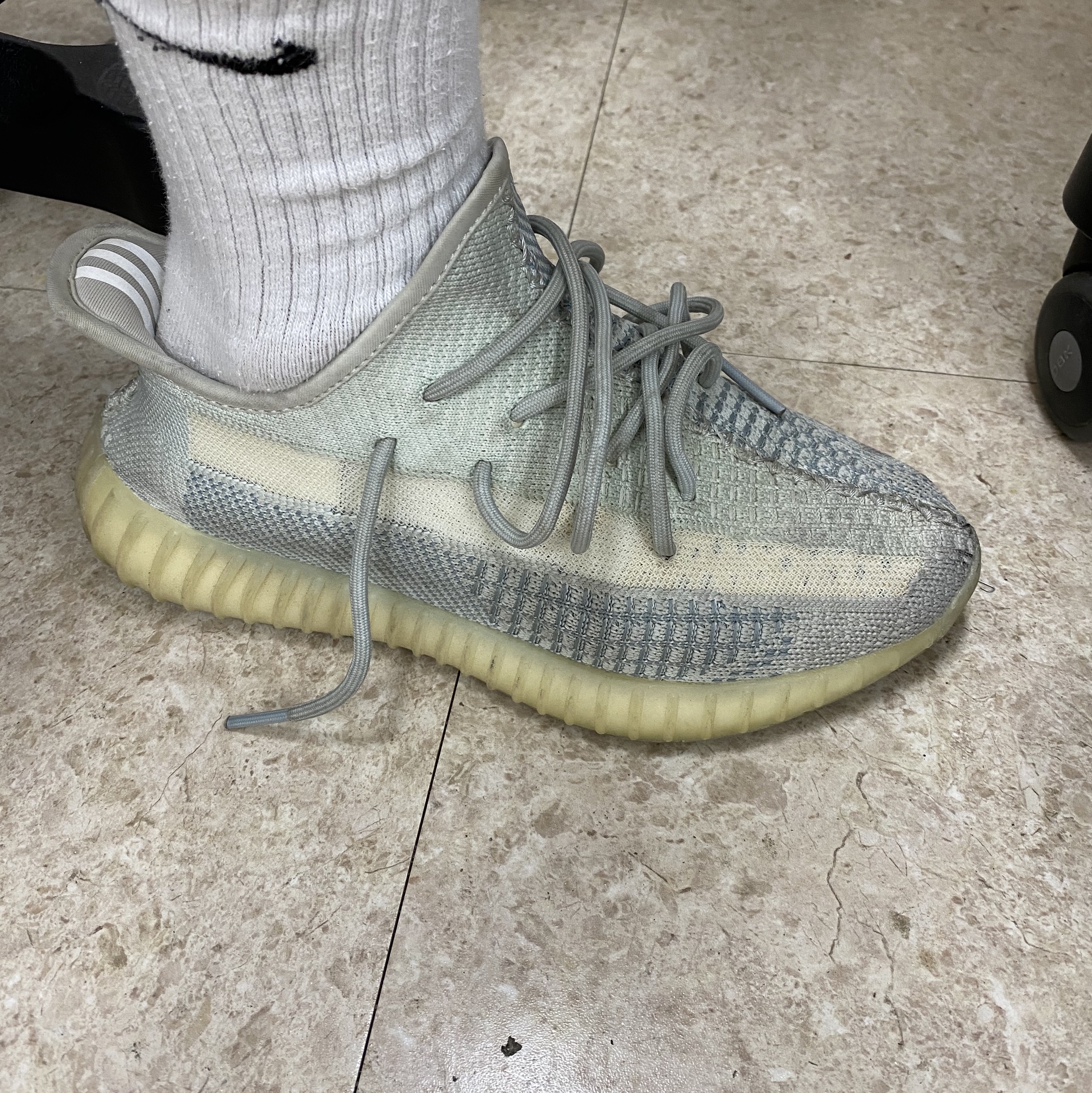Adidas Yeezy Boost 350 V2 Cloud White - Non-Reflective 착용 스타일