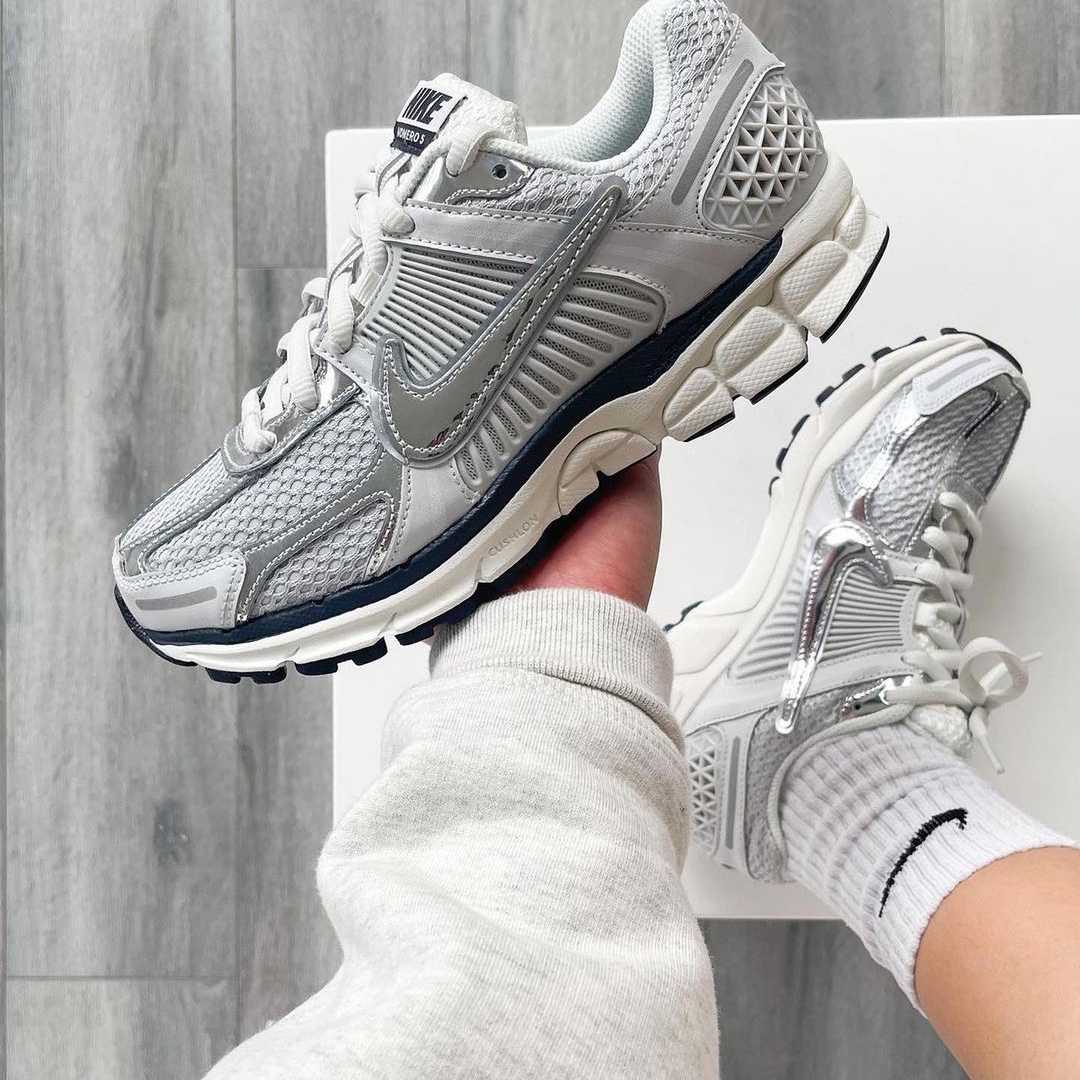 (W) Nike Zoom Vomero 5 Photon Dust and Metallic Silver 착용 스타일 - 4
