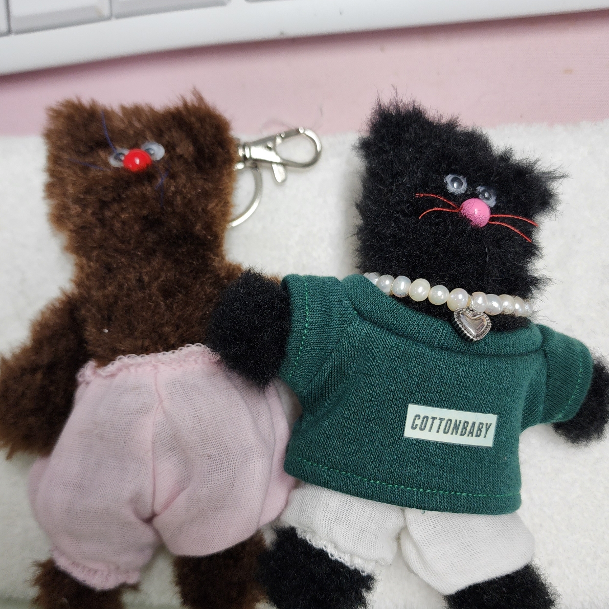 Monamhee Beulpingi Keyring with White Pants Black 착용 스타일