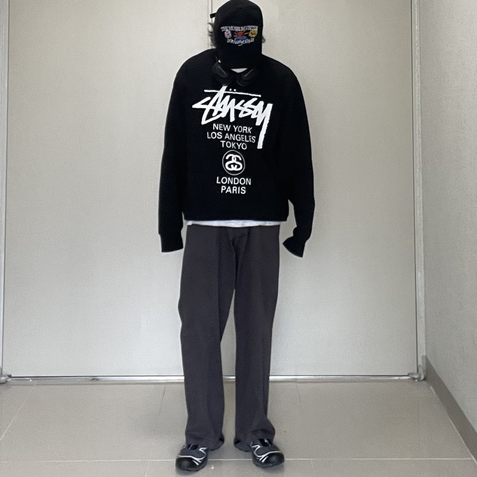 Salomon XT-6 Gore-Tex Black Ebony, Stussy World Tour Crew Black 2021 착용 스타일 - 2