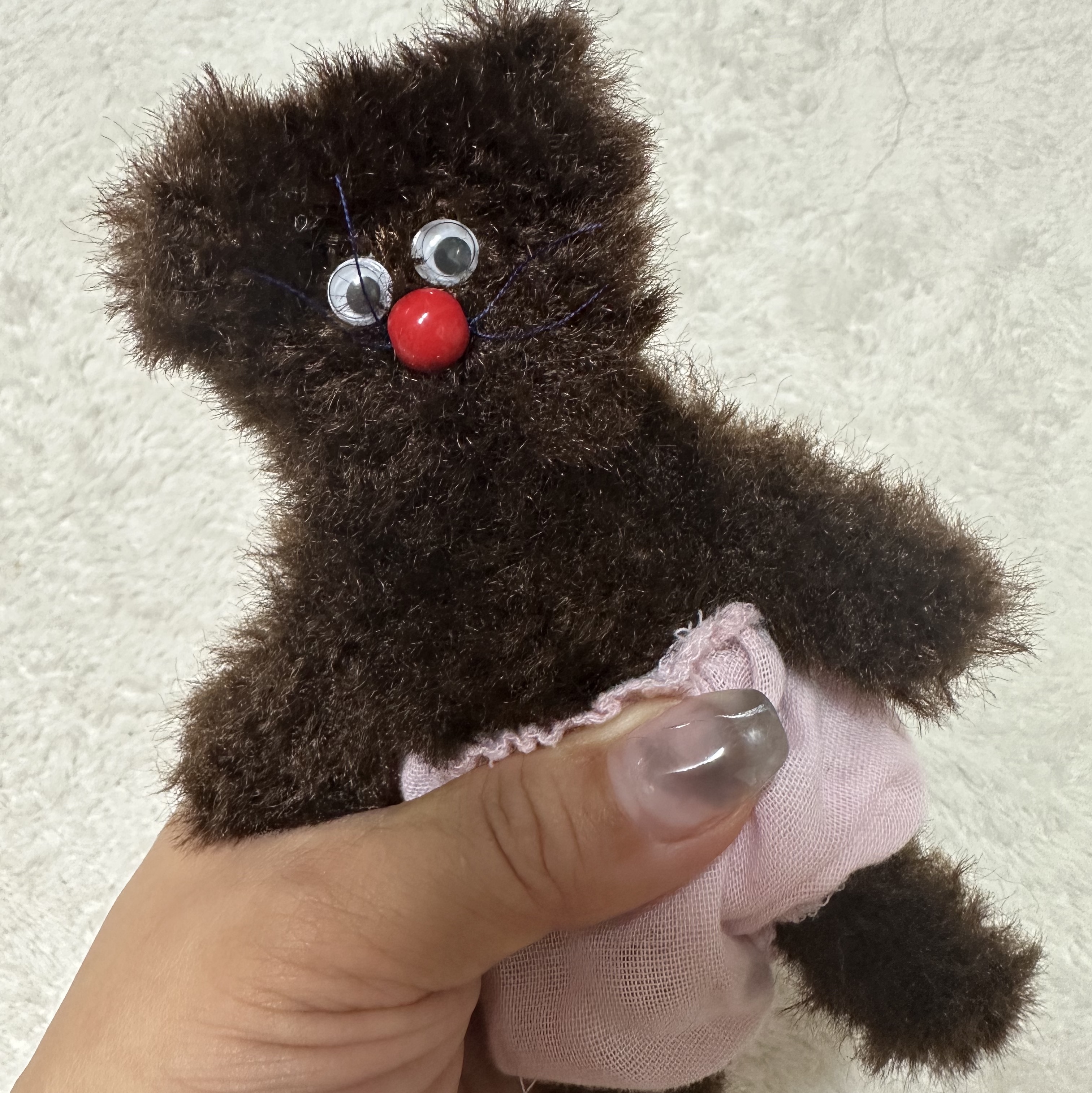 Monamhee Bred Keyring with Pink Pants Brown 착용 스타일