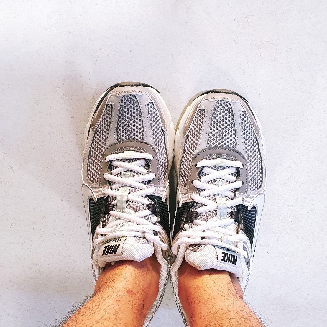 (W) Nike Zoom Vomero 5 Cobblestone and Flat Pewter 착용 스타일 - 1