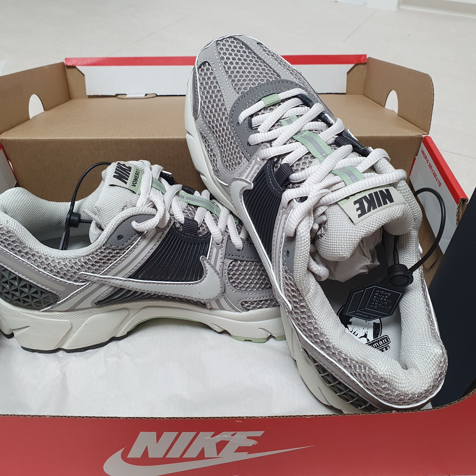 (W) Nike Zoom Vomero 5 Cobblestone and Flat Pewter 착용 스타일 - 2