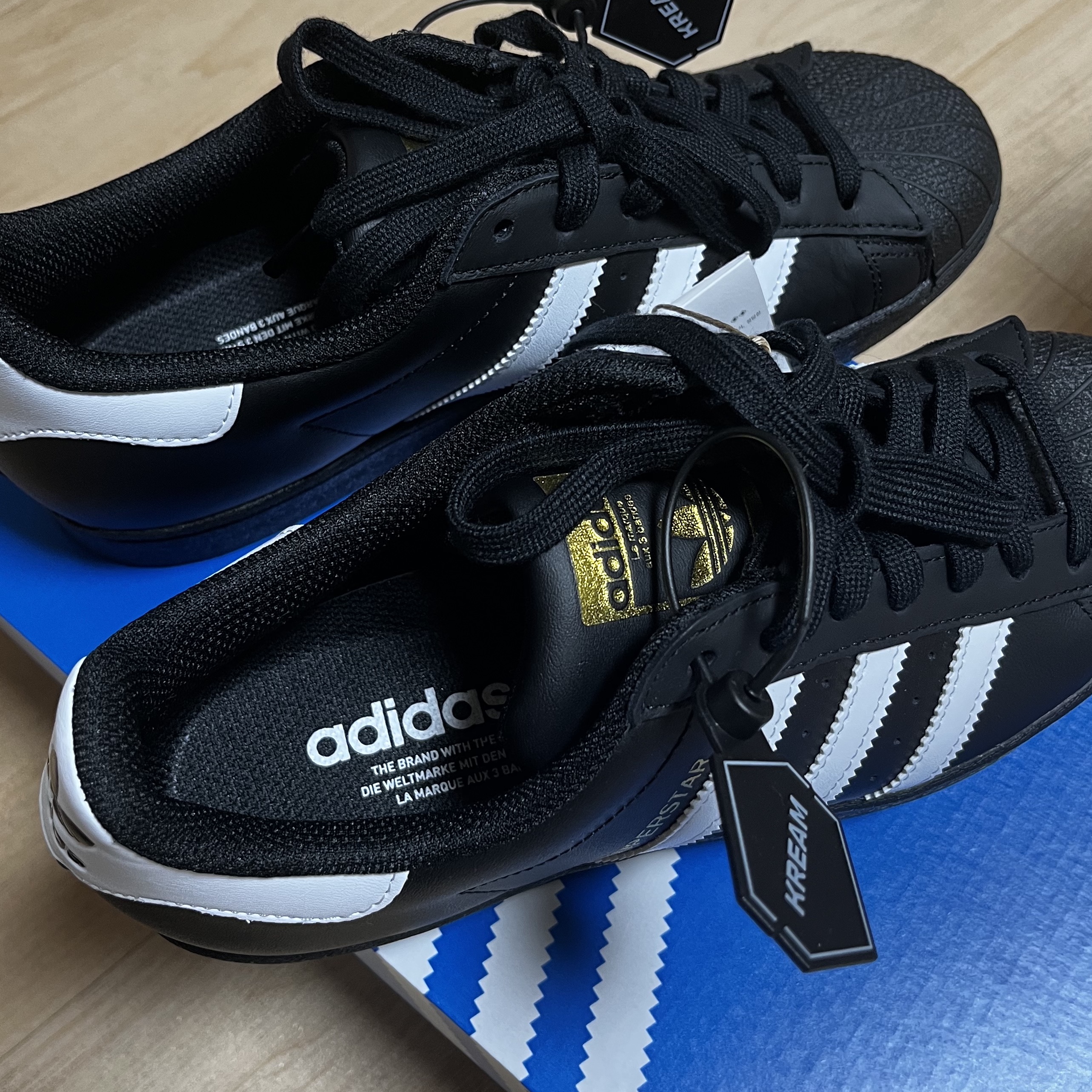 Adidas Superstar Core Black White 착용 스타일