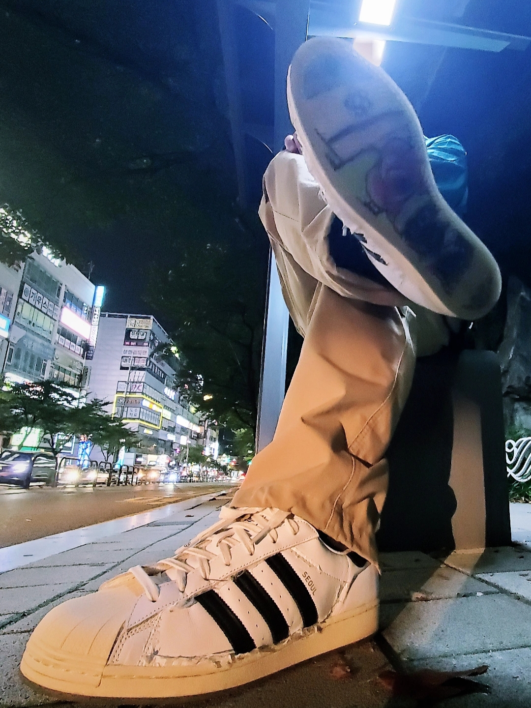 Adidas x Taegeukdang Superstar White Black 착용 스타일 - 2