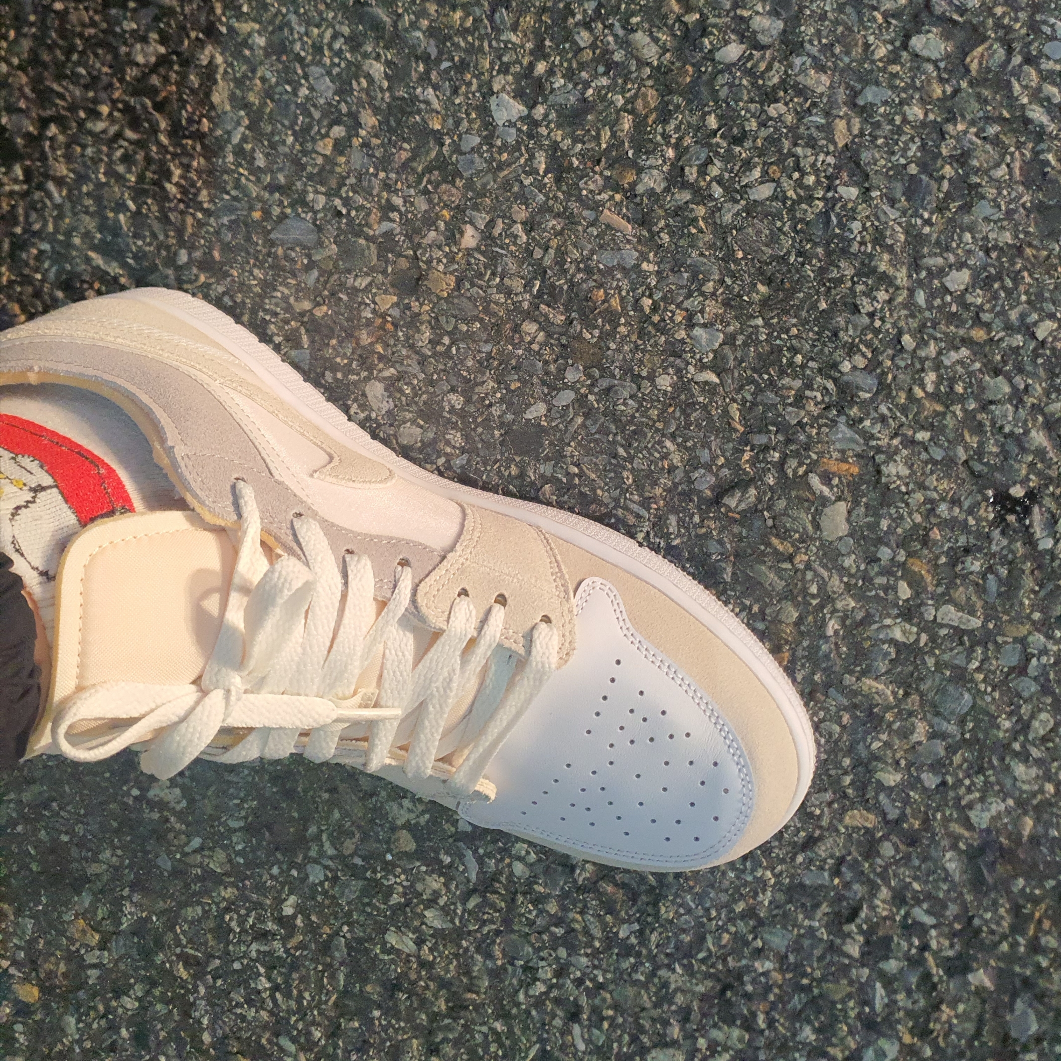 Jordan 1 Low SE Craft White and Phantom 착용 스타일 - 1