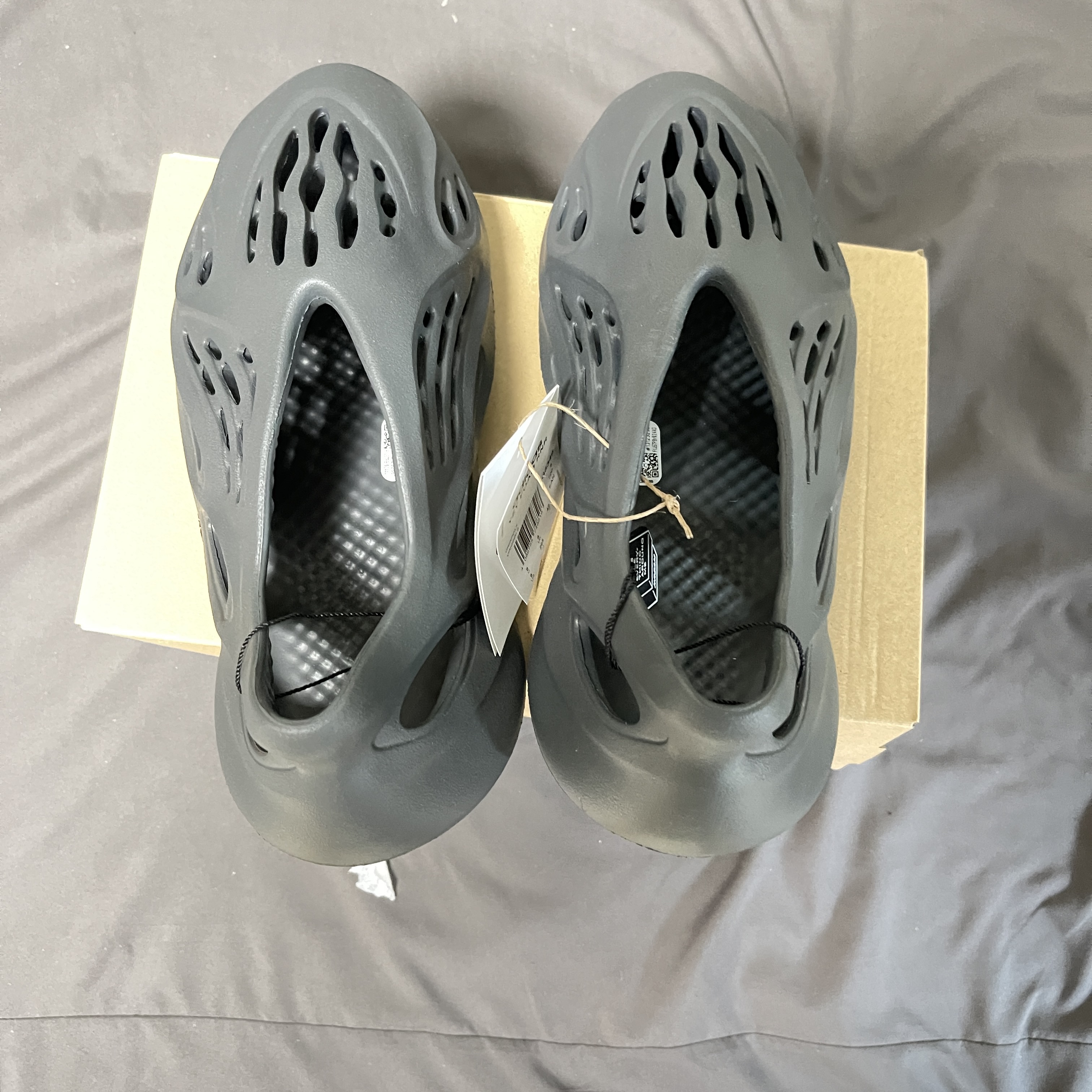 Adidas Yeezy Foam RNNR Carbon 착용 스타일