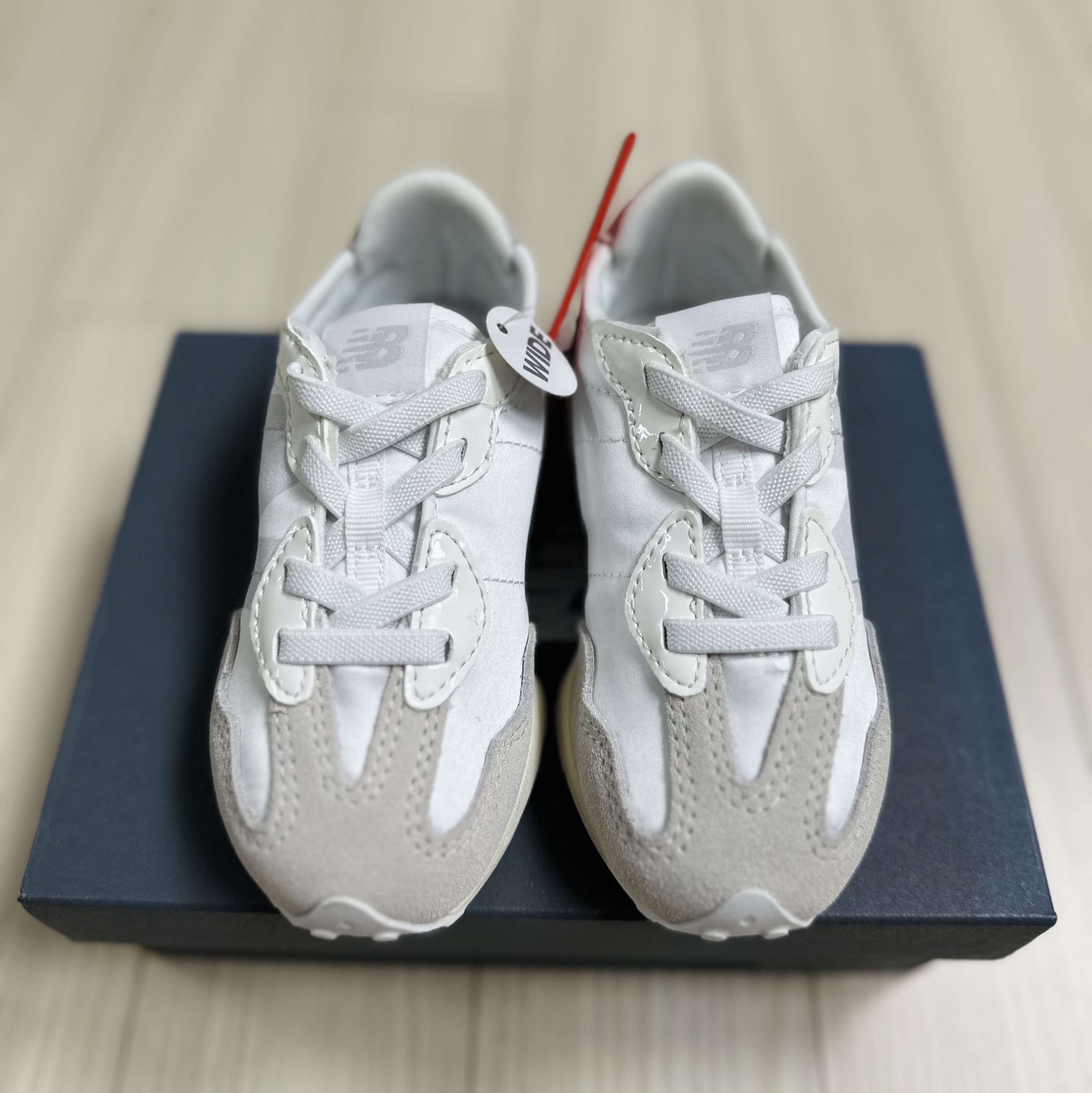 (TD) New Balance 327 Moonbeam - W Wide 착용 스타일 - 3