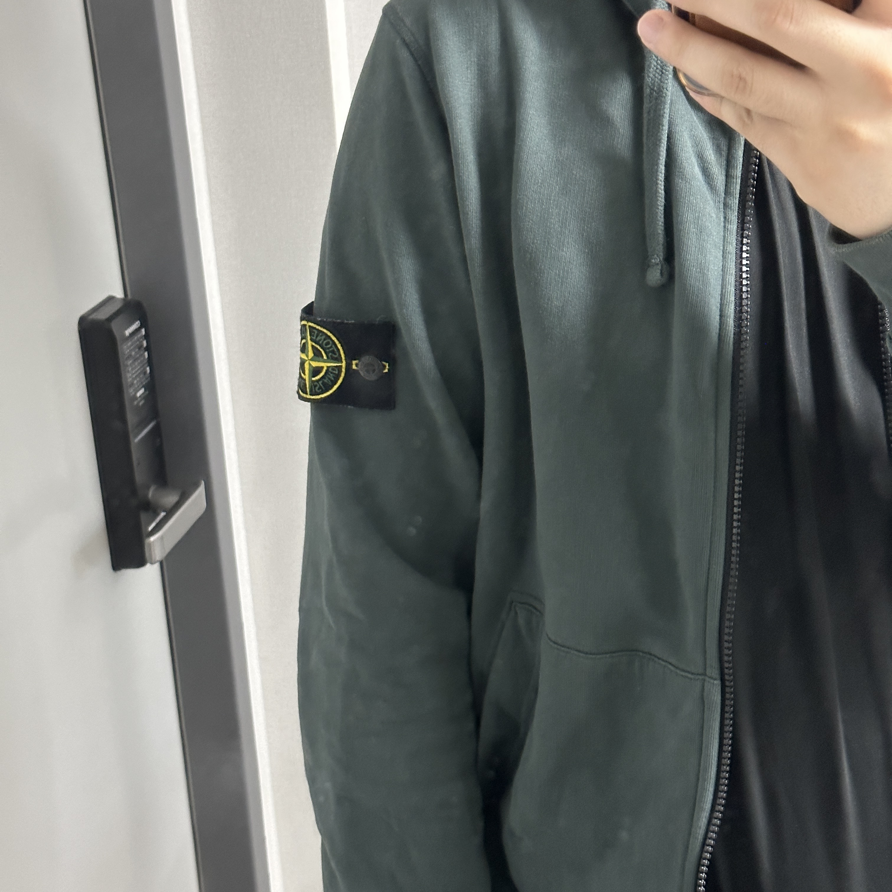 Stone Island 64220 Full Zip Hooded Sweatshirt Dark Green - 22FW 착용 스타일