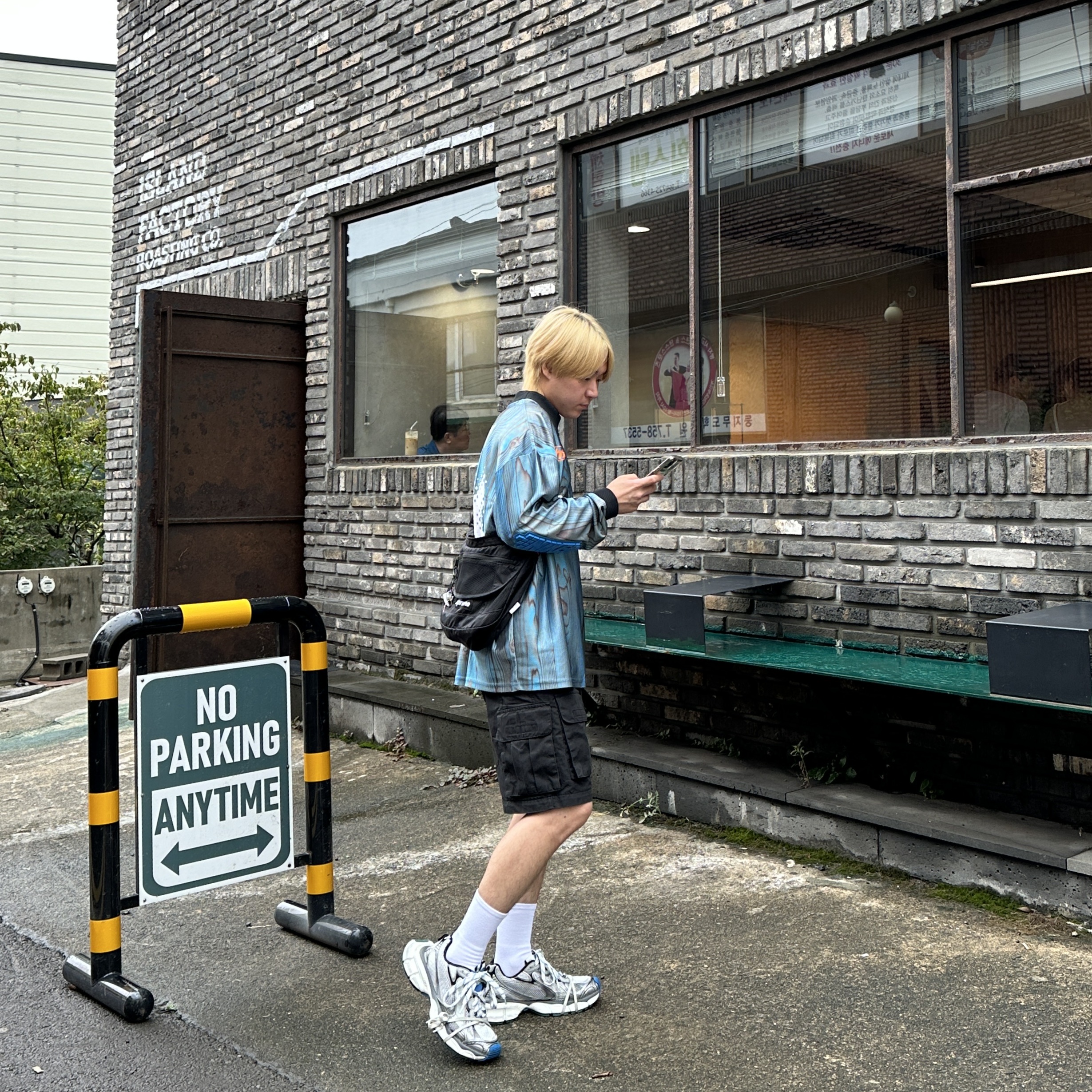 Nike x Off-White NRG Jersey Imperial Blue - Asia, Supreme Small Messenger Bag Black - 22SS 착용 스타일 - 3