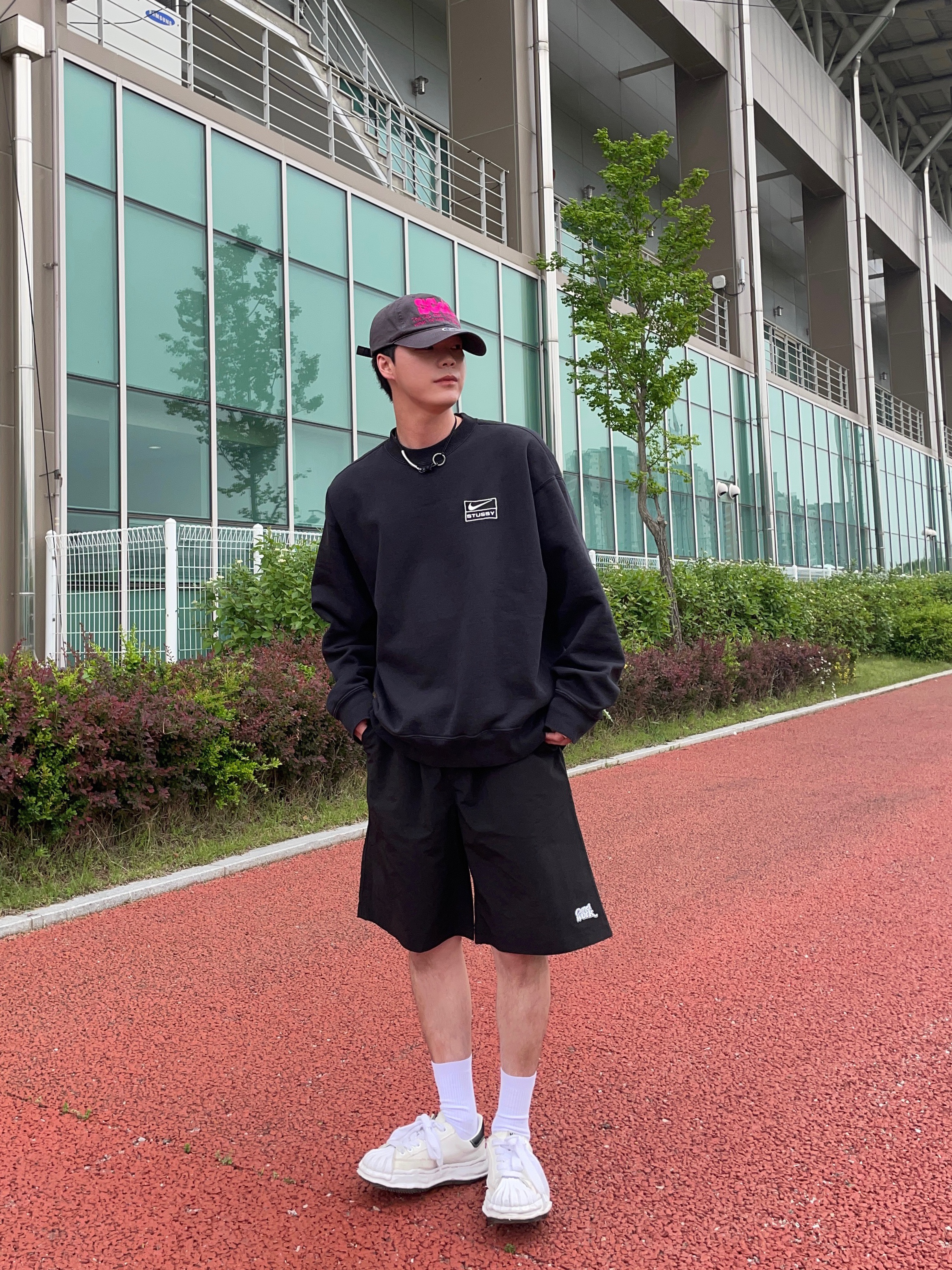 Nike x Stussy NRG Washed Fleece Crewneck Black (DO5310-010), Maison Mihara Yasuhiro Blakey OG Sole Canvas Low-top Sneakers White 착용 스타일