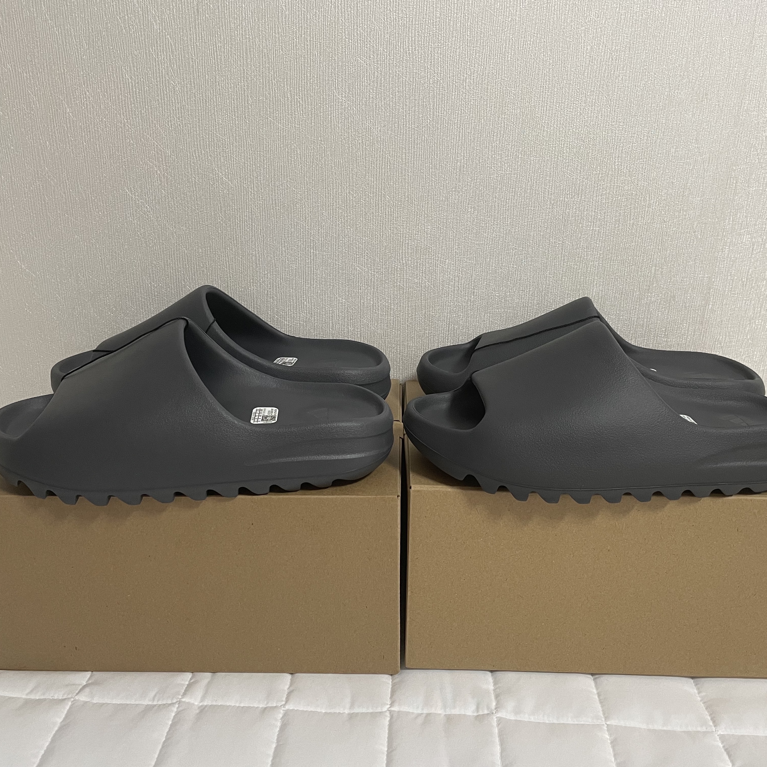 Adidas Yeezy Slide Slate Grey, Adidas Yeezy Slide Granite 착용 스타일 - 1
