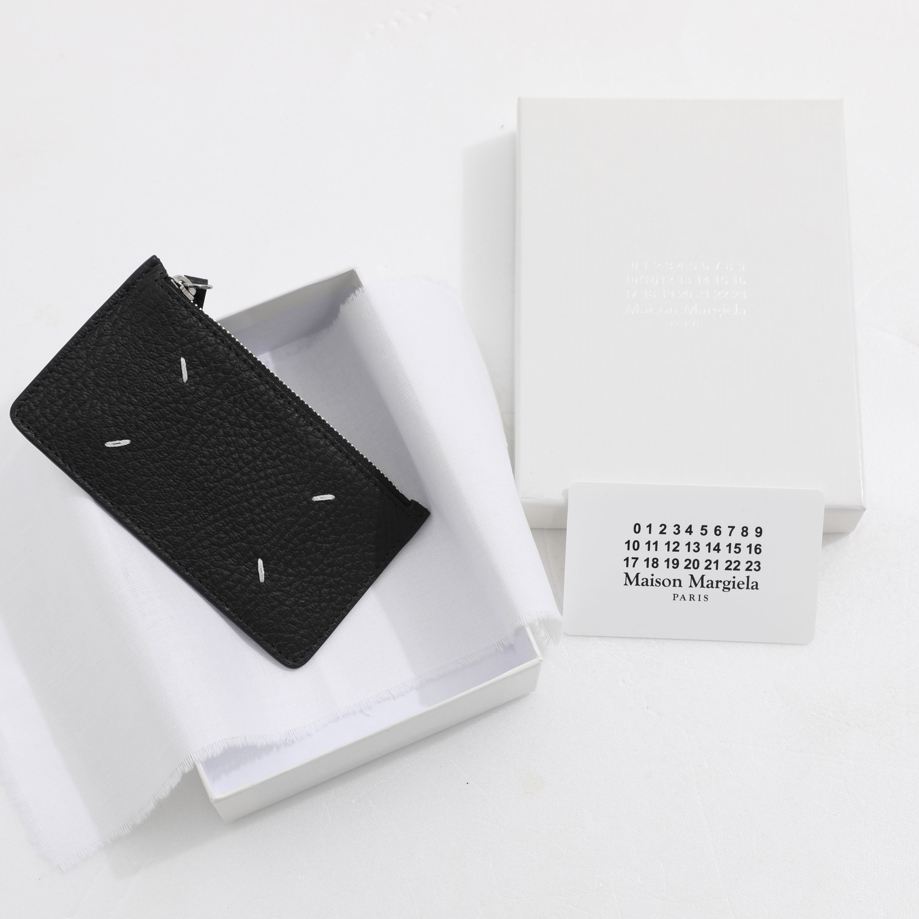 Maison Margiela Stitch Leather Zipped Card Holder Black 착용 스타일