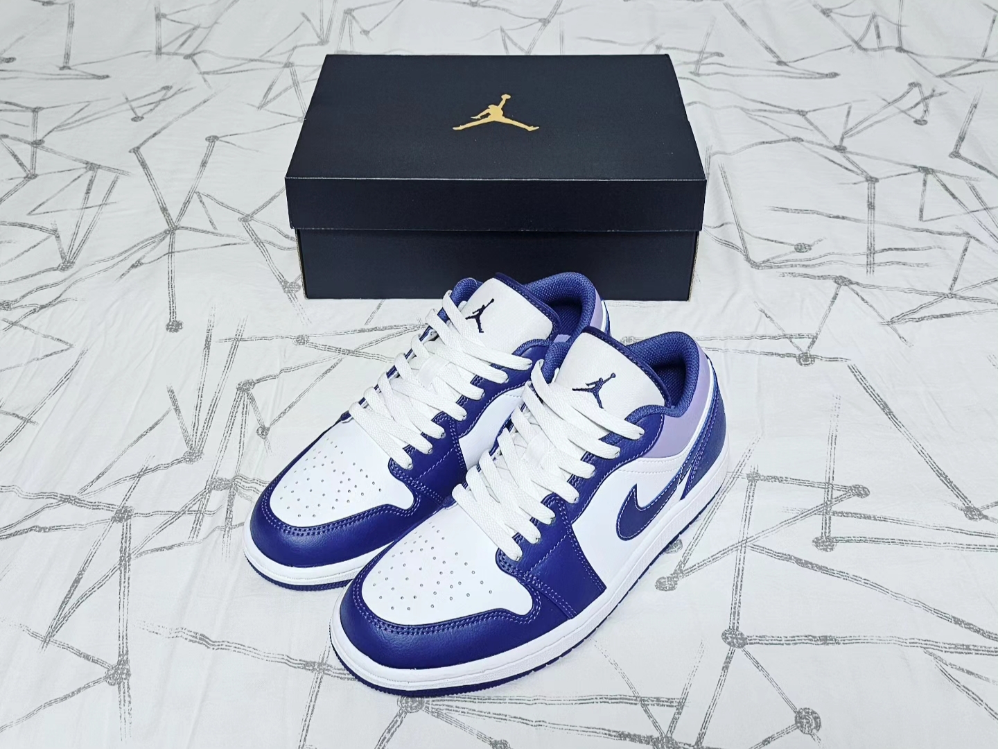 Jordan 1 Low Sky J Purple White 착용 스타일 - 1