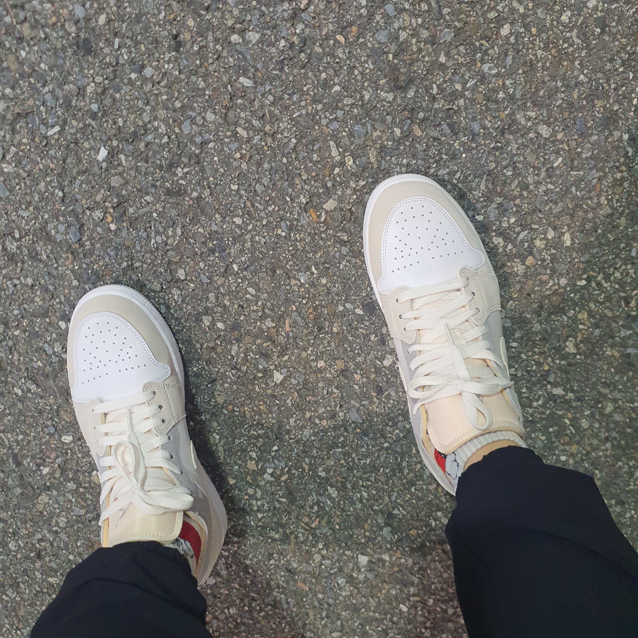 Jordan 1 Low SE Craft White and Phantom 착용 스타일 - 2