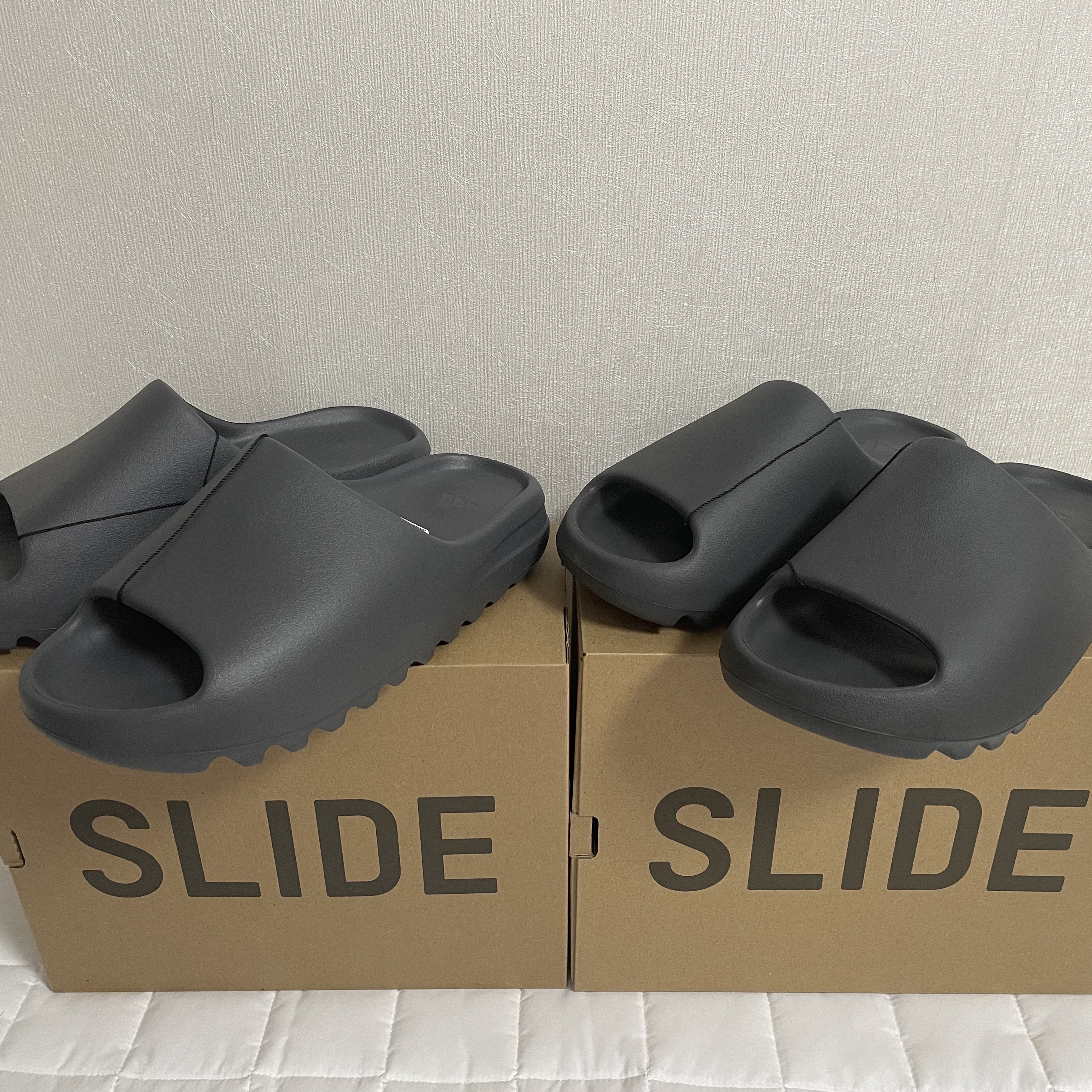 Adidas Yeezy Slide Slate Grey, Adidas Yeezy Slide Granite 착용 스타일 - 2