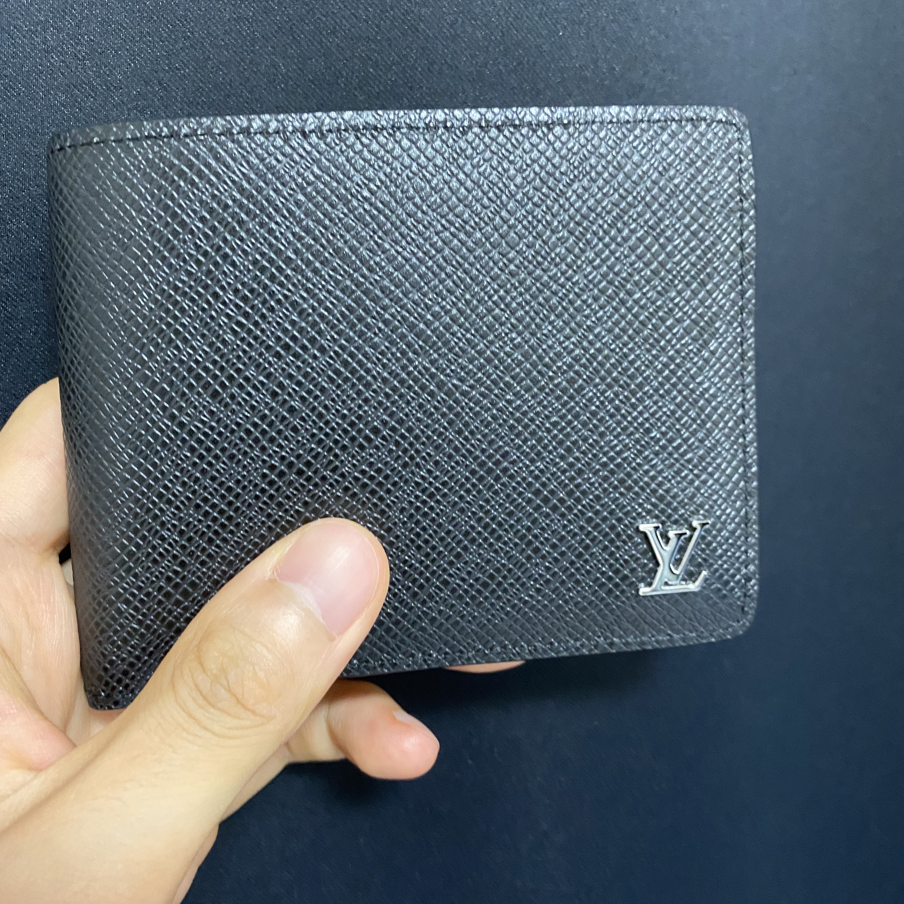 Louis Vuitton Multiple Wallet Taiga Black 착용 스타일