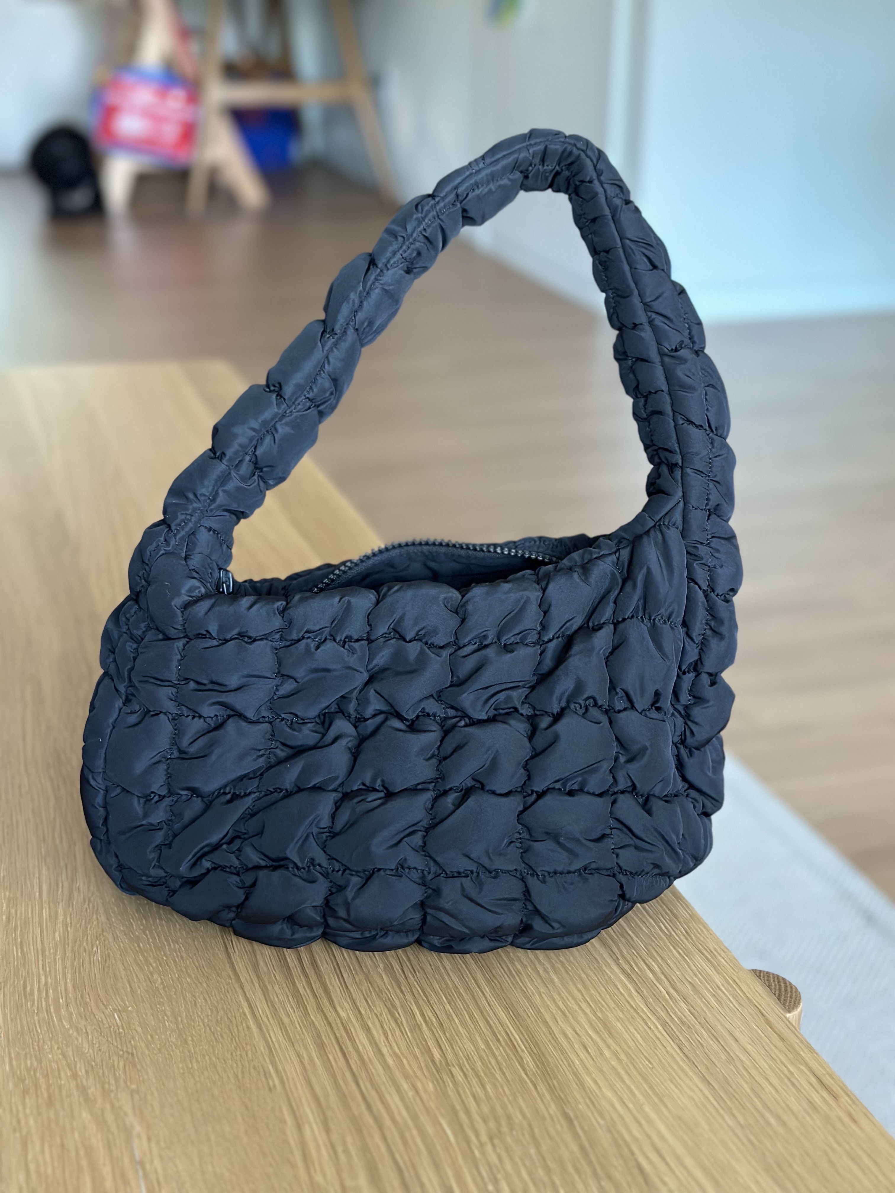 COS Quilted Mini Bag Black 착용 스타일