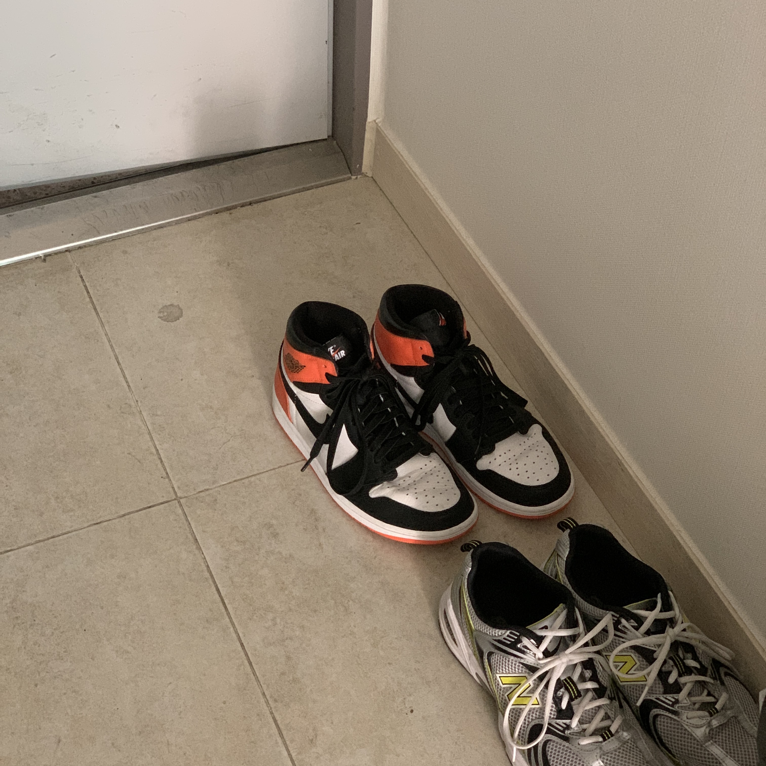 Jordan 1 Retro High OG Electro Orange, New Balance 530 Silver 착용 스타일