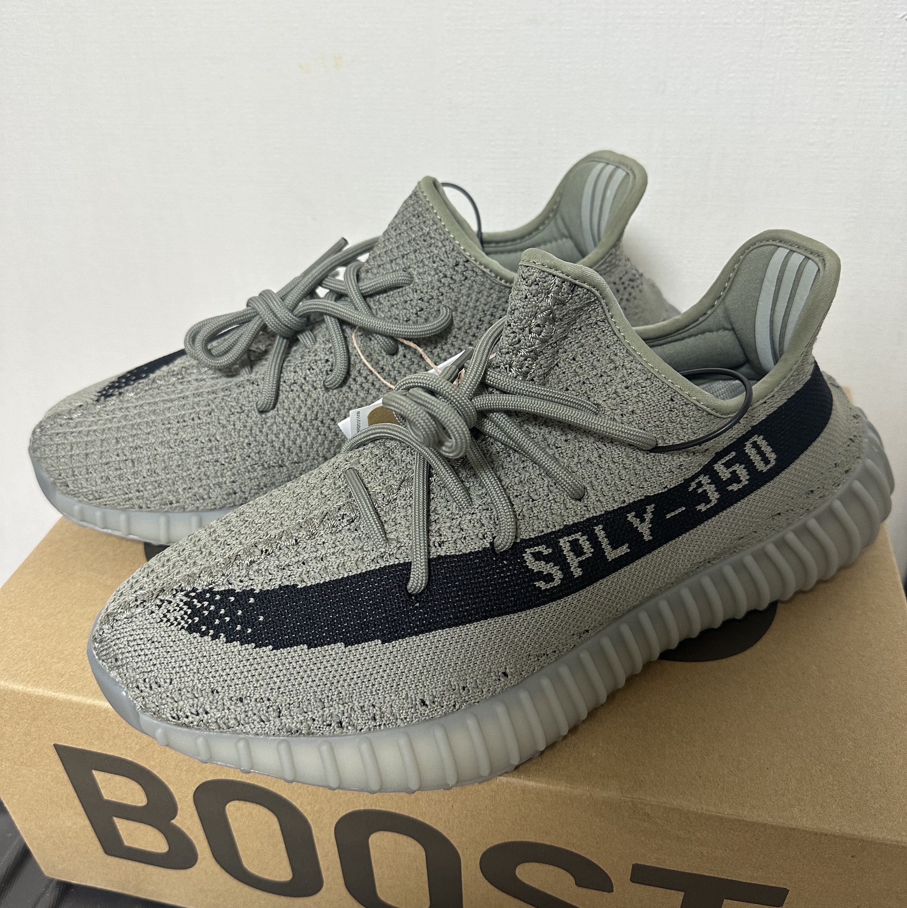 Adidas Yeezy Boost 350 V2 Granite Core Black 착용 스타일