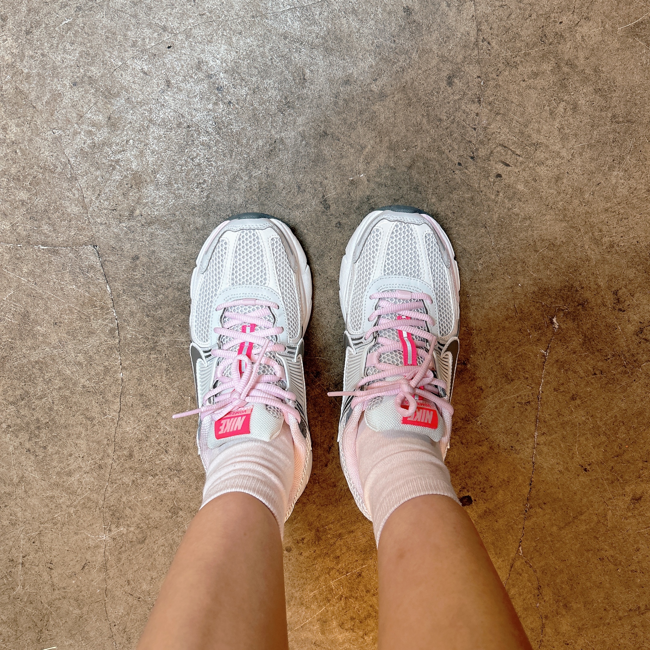 (W) Nike Zoom Vomero 5 Photon Dust Metallic Silver 착용 스타일