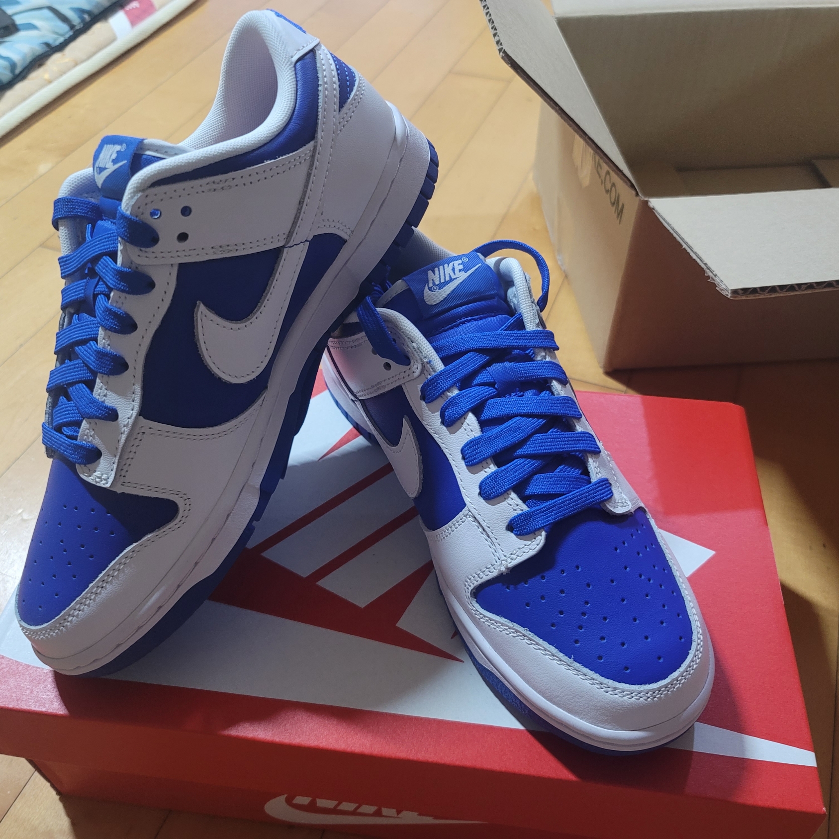 Nike x Sacai Blazer Low White Patent Leather 착용 스타일 - 2