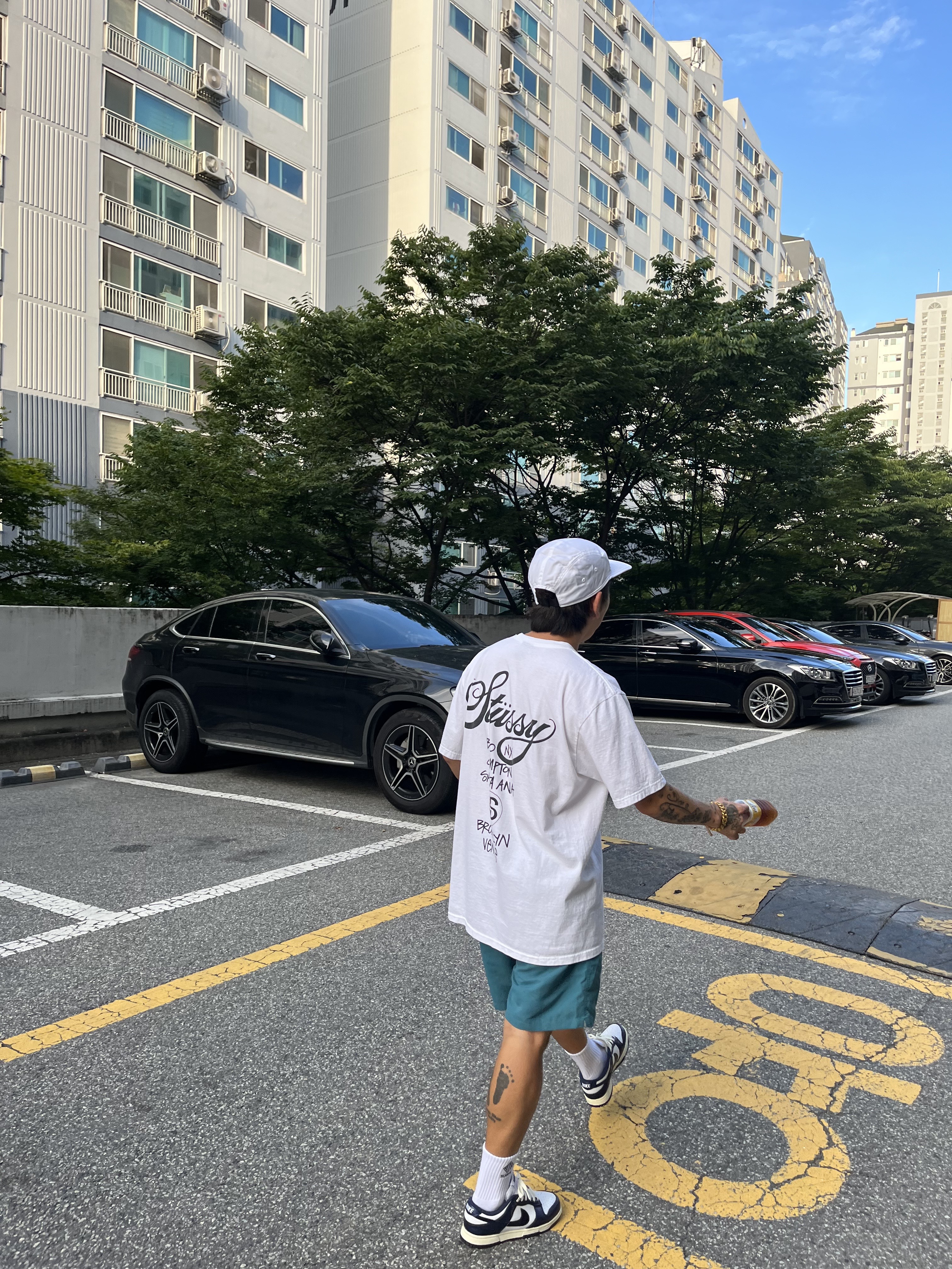 Nike Dri-Fit AeroBill Featherlight Perforated Running Cap Black, Stussy World Tour T-Shirt White 2023 착용 스타일