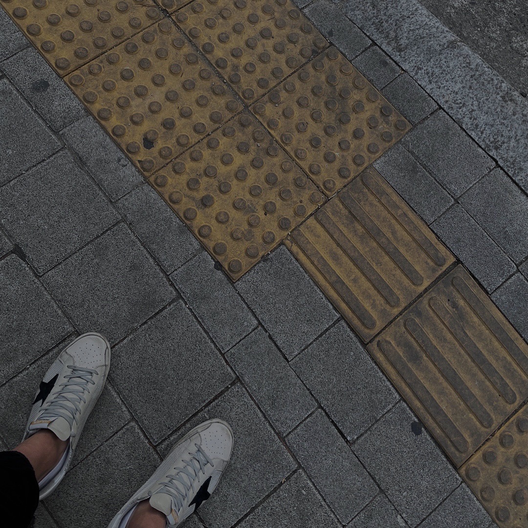 Golden Goose Superstar Grey Code Sneakers 착용 스타일