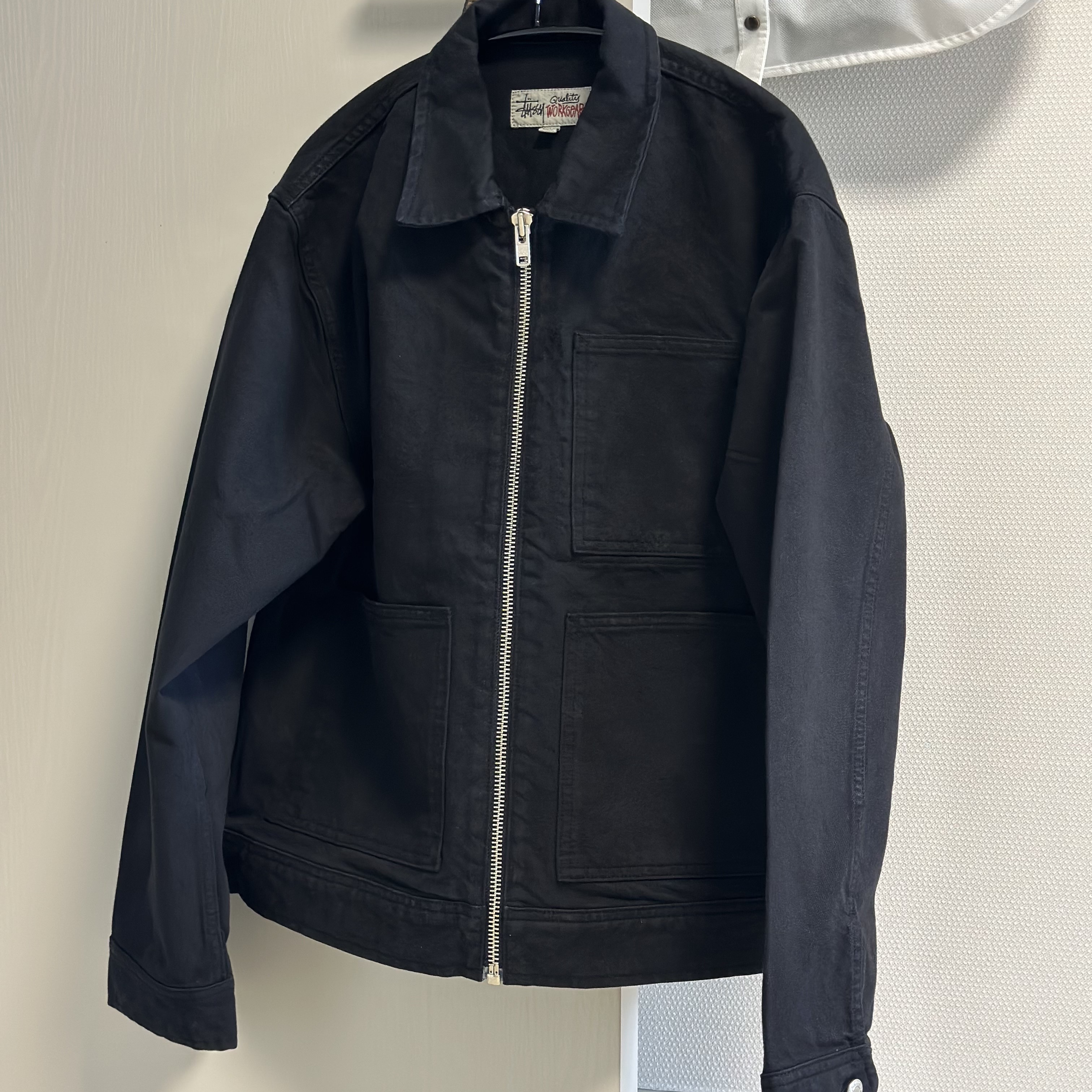 Stussy Overdyed Zip Work Jacket Black, Stussy Wave Dye Beach Shell Jacket Black 착용 스타일 - 1