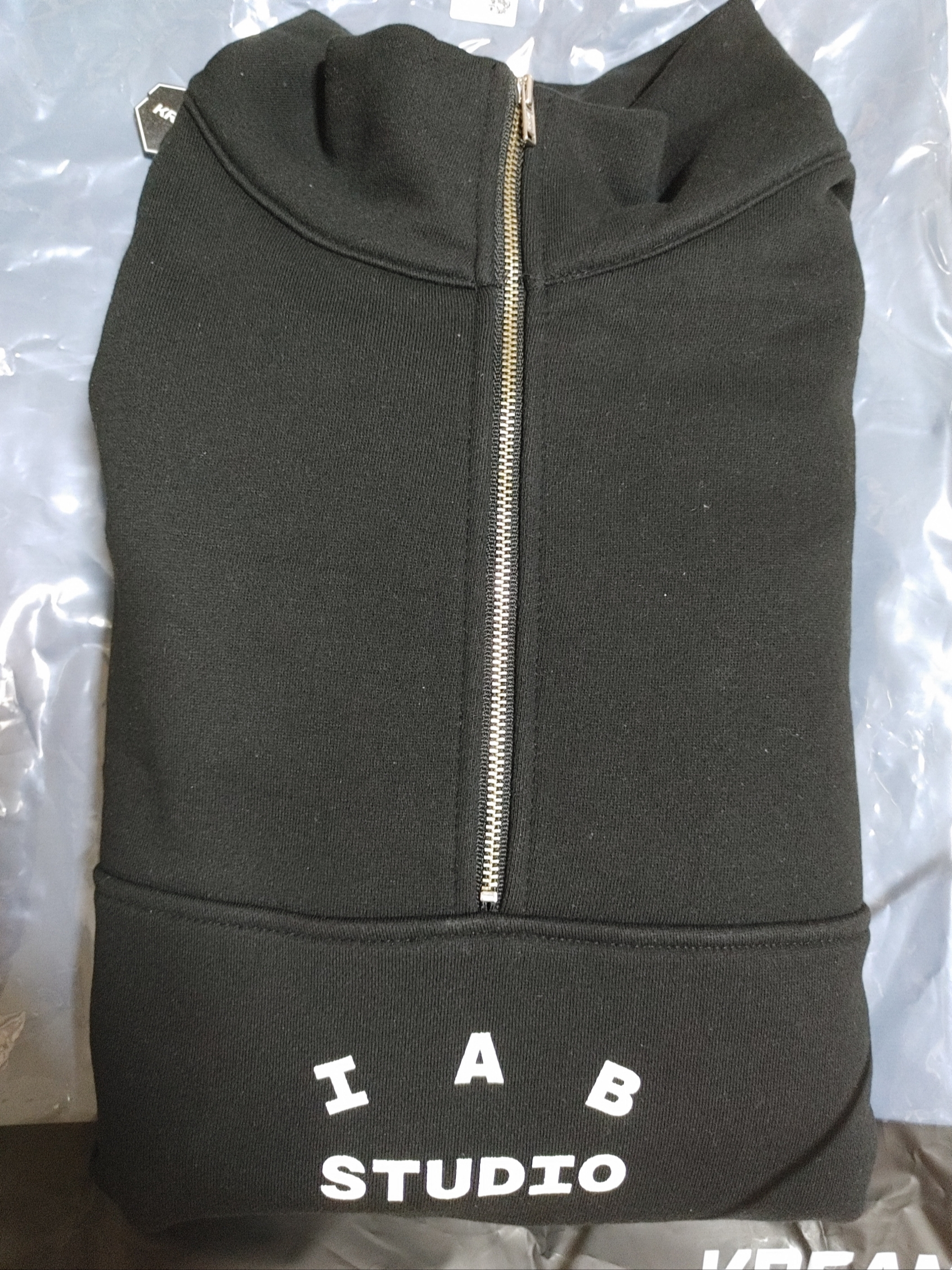 IAB Studio Half Zip-Up Black White 착용 스타일