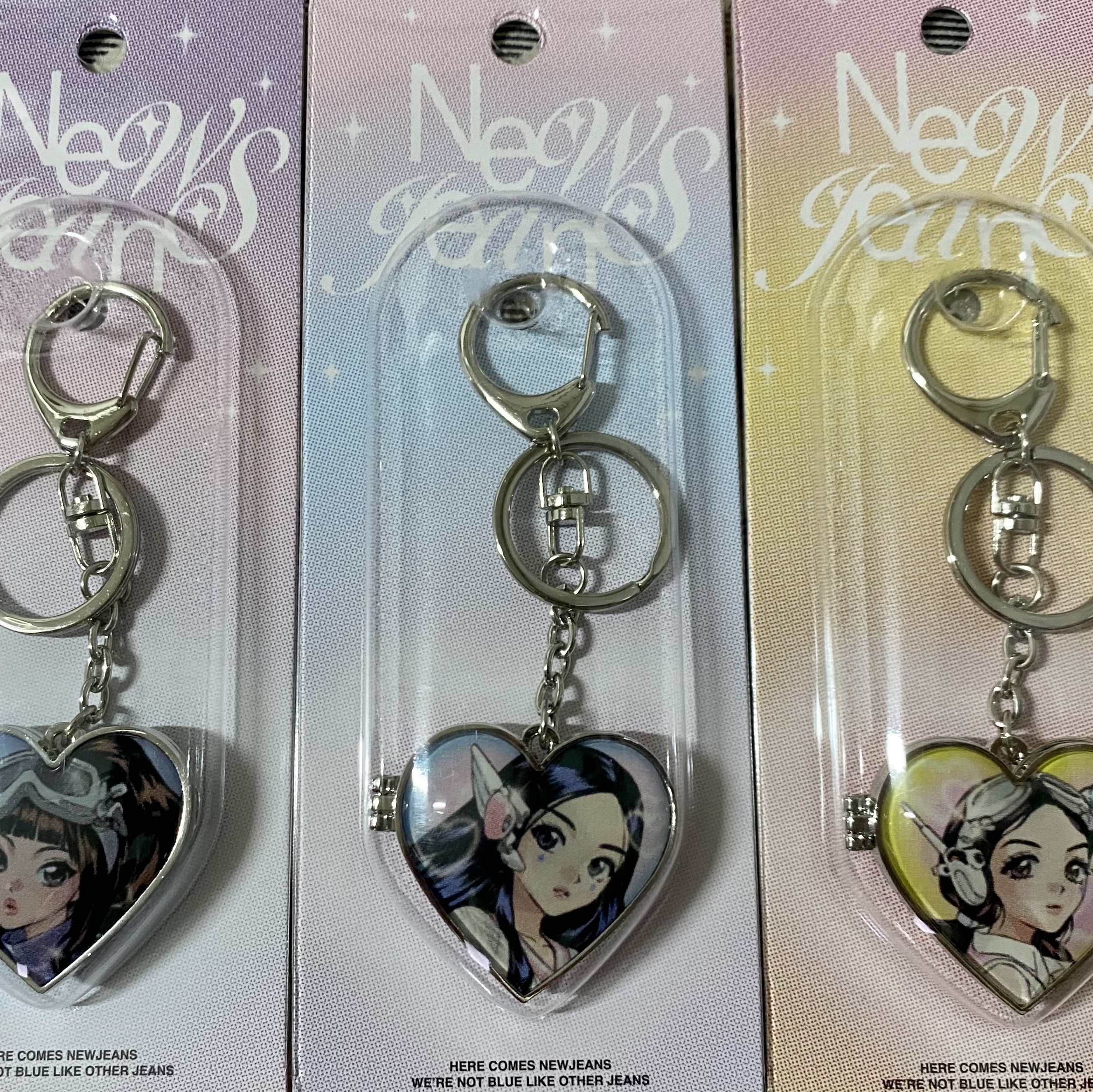 NewJeans Get Up Metal Mirror Keyring Minji, NewJeans Get Up Metal Mirror Keyring Danielle 착용 스타일