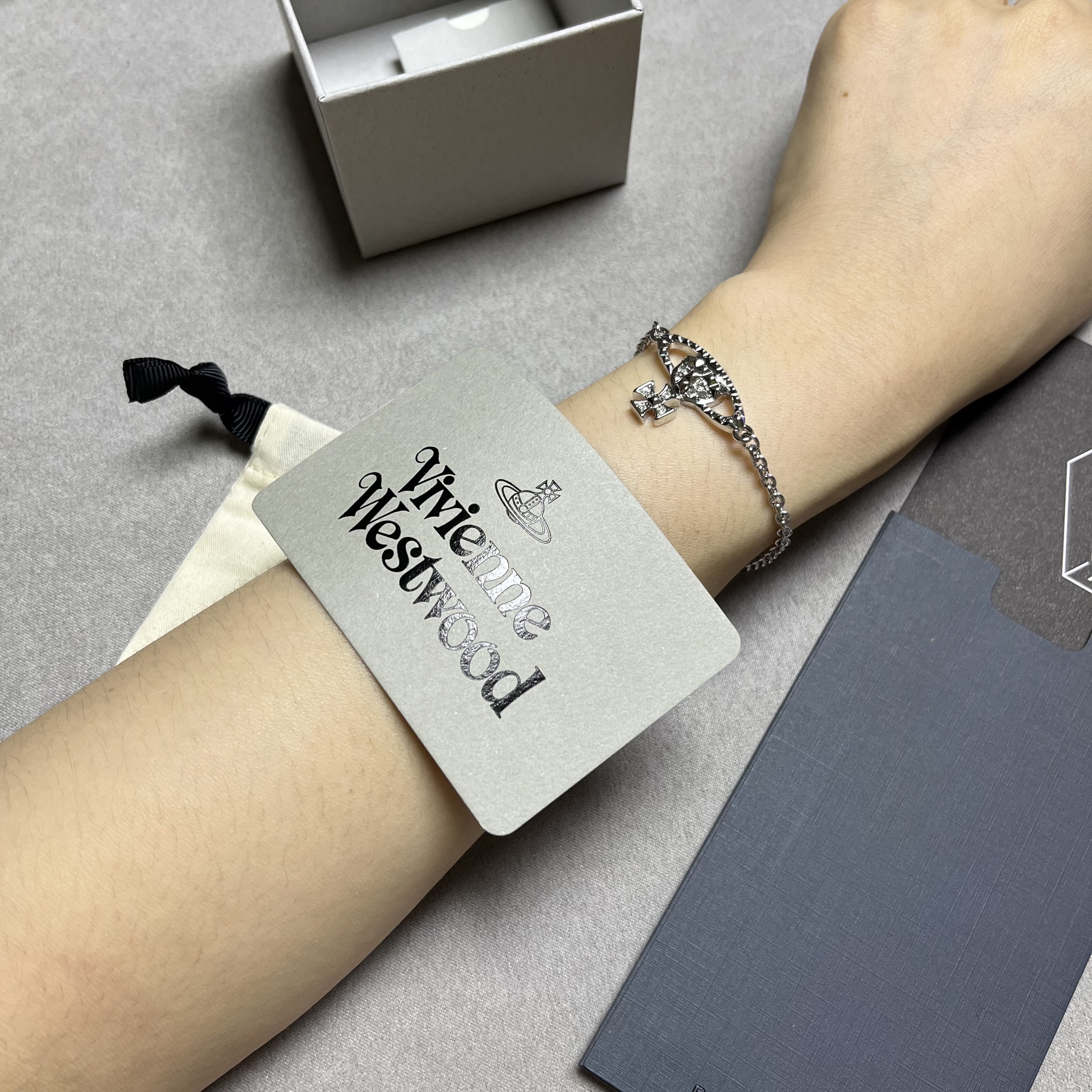 Vivienne Westwood Mayfair Bas Relief Bracelet Silver 착용 스타일 - 3