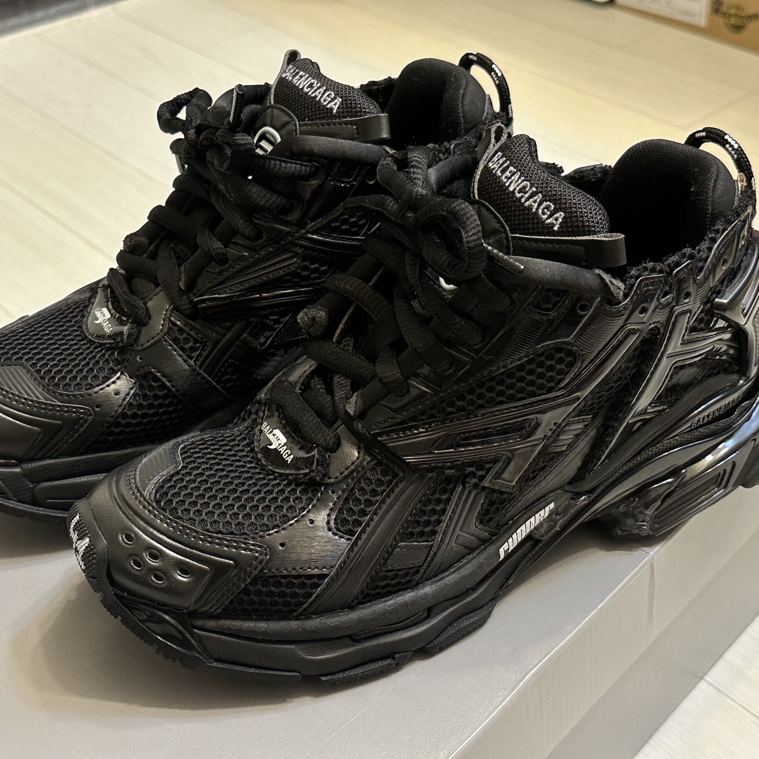 Balenciaga Runner Sneakers Monocolor Black 착용 스타일