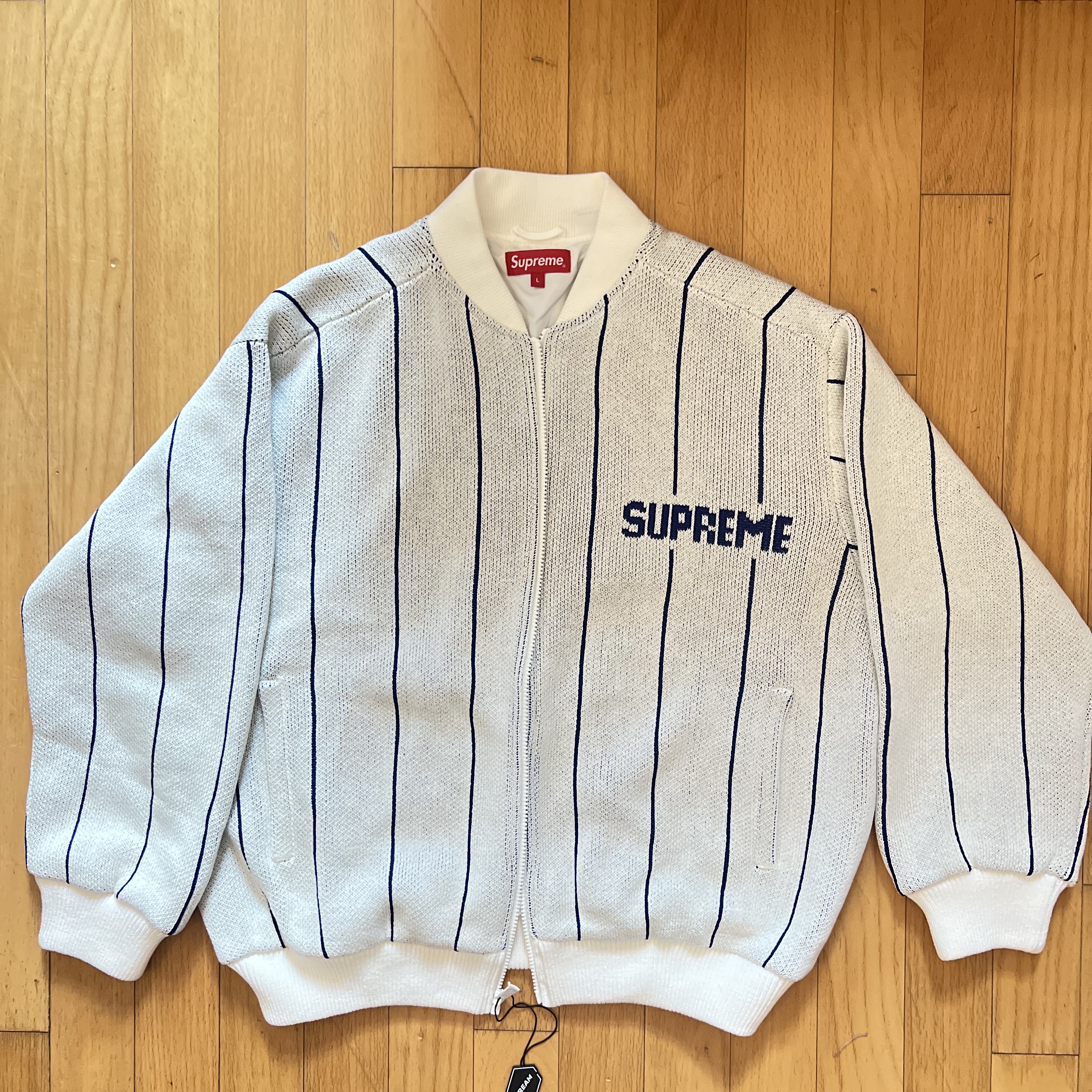 Supreme Pinstripe Varsity Zip Up Sweater White - 23SS 착용 스타일 - 1