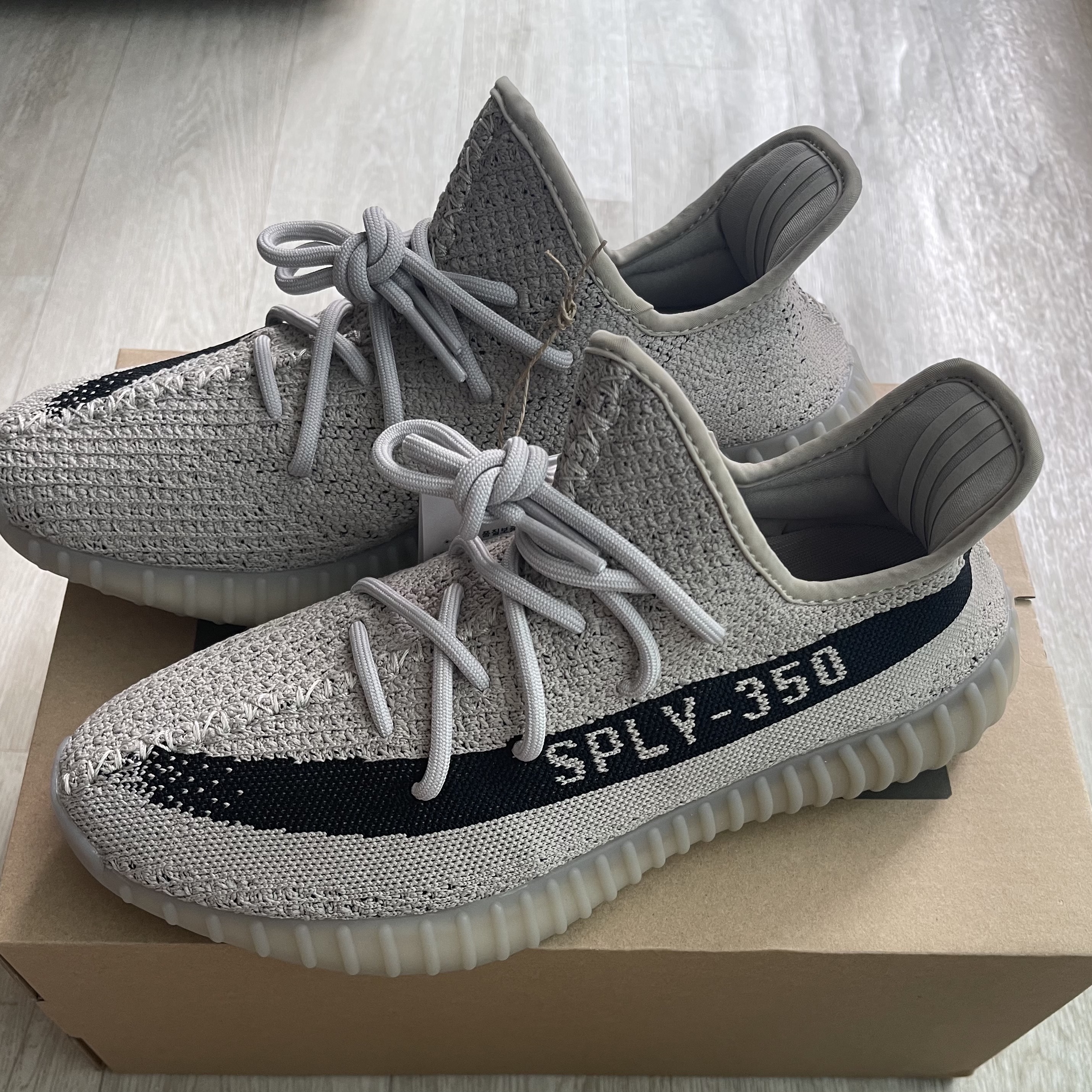 Adidas Yeezy Boost 350 V2 Slate Core Black 2022/2023 착용 스타일 - 1