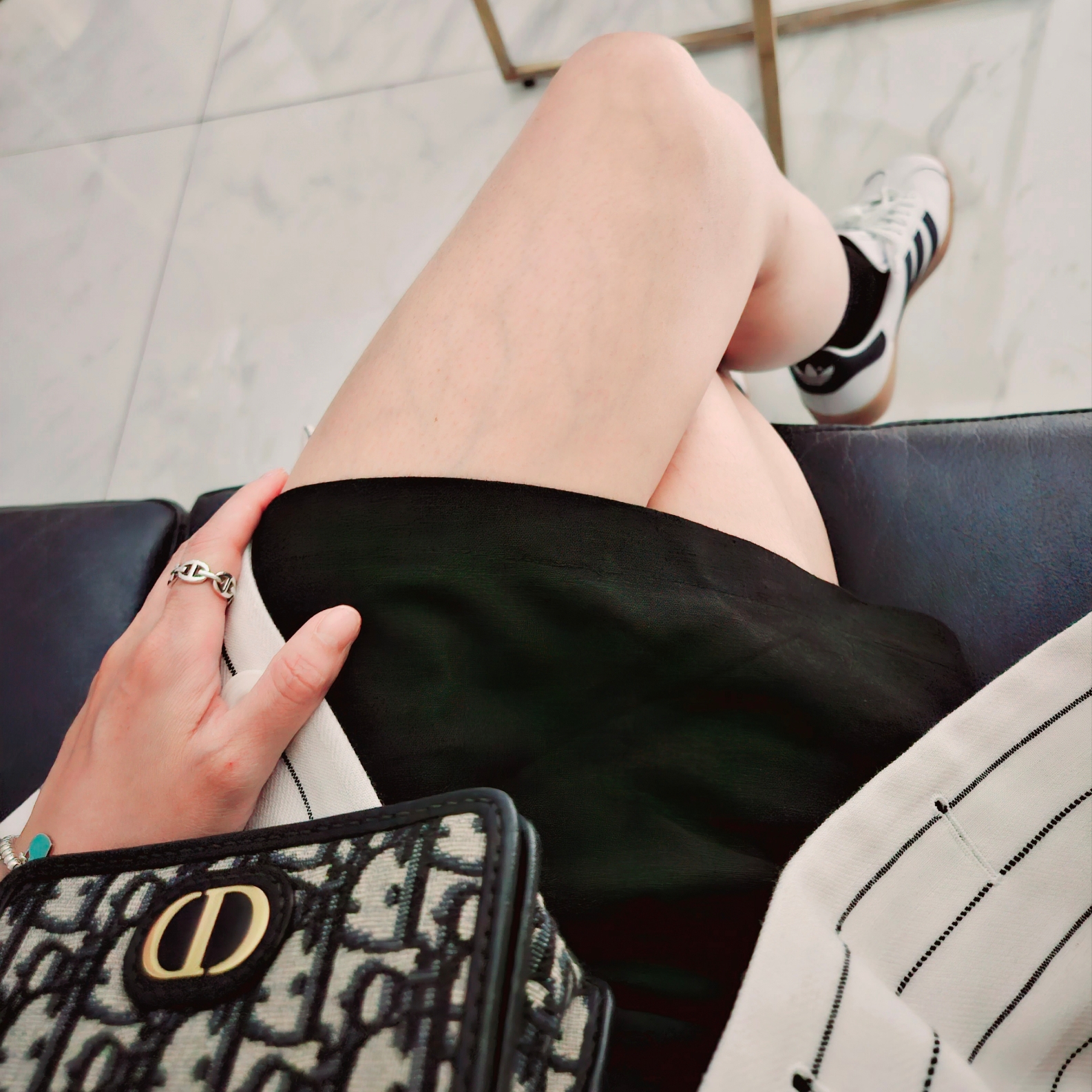 Adidas Gazelle White Collegiate Navy 착용 스타일