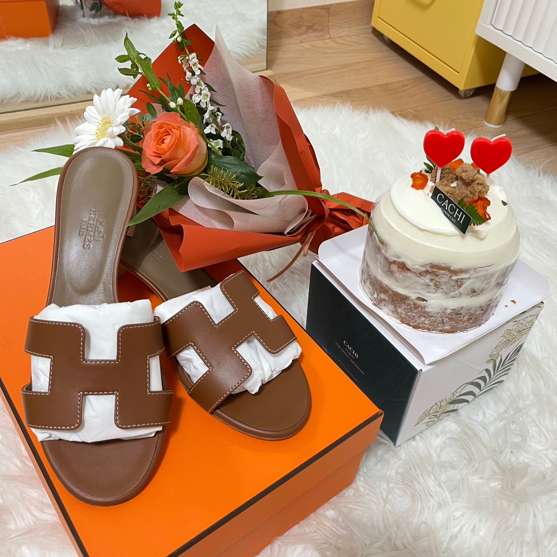(W) Hermes Oasis Sandal Calfskin & Gold Piqures Ecrues 착용 스타일