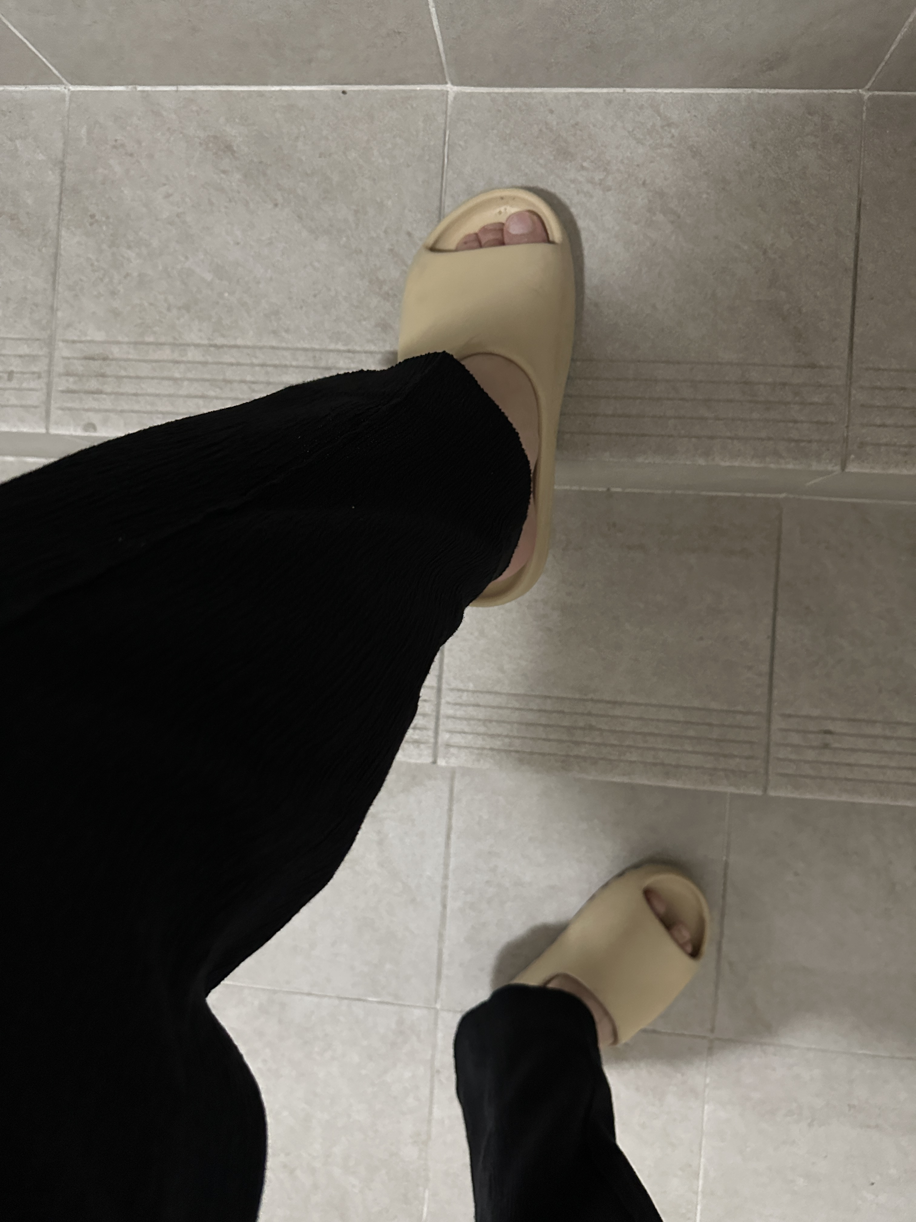 Adidas Yeezy Slide Desert Sand 착용 스타일