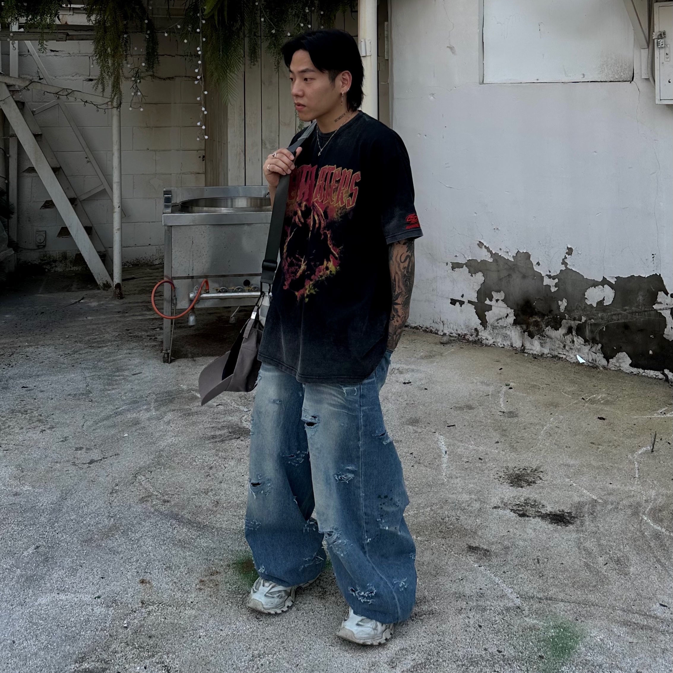 Undermycar Death Eaters Vintage Washed T-Shirt Fiesta - 23FW, Balenciaga Track.2 Sneakers White 착용 스타일 - 1